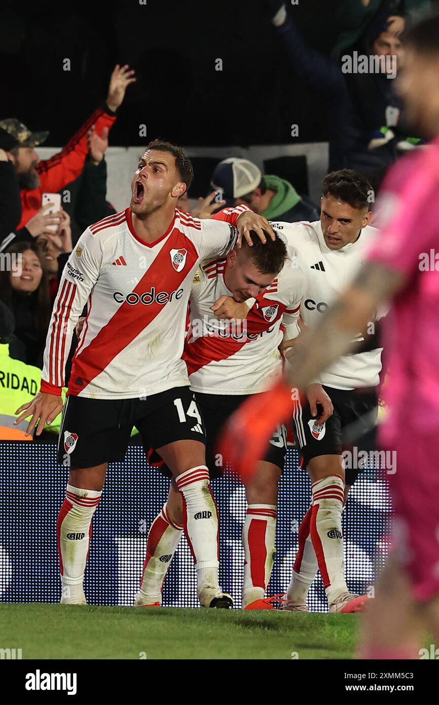 Il centrocampista del River Plate Franco Mastantuono (C) festeggia con il compagno di squadra il difensore Leandro Gonzalez Pirez durante la partita tra River Plate e Sarmiento allo stadio El Monumental di Buenos Aires il 28 luglio 2024. Crediti: Alejandro Pagni/Alamy Live News Foto Stock