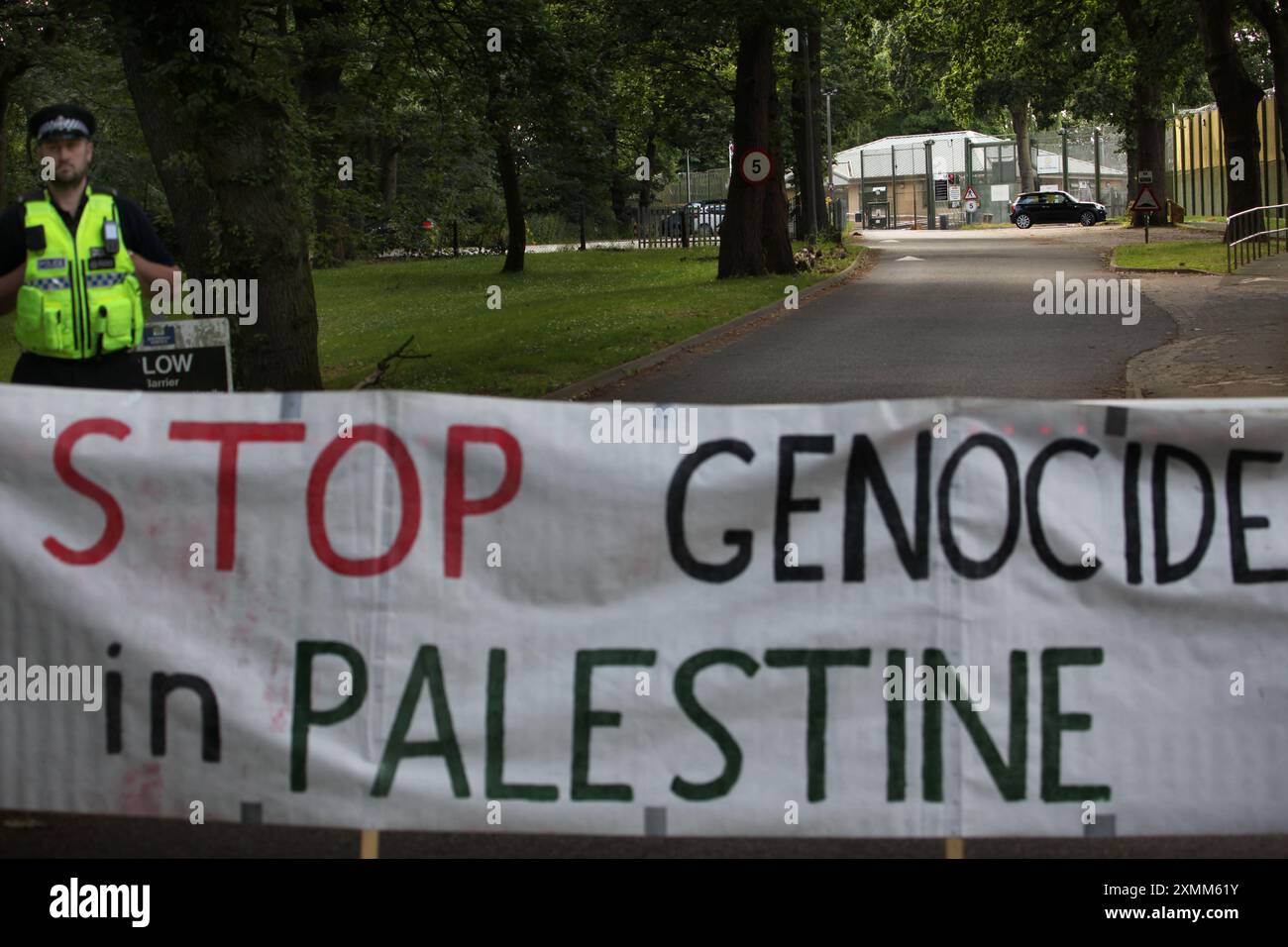 Wakefield, Inghilterra, Regno Unito. 28 luglio 2024. I manifestanti legano uno striscione al cancello d'uscita dicendo "˜fermare il genocidio in Palestina" fuori dall'HMP Newhall. L'attivista palestinese Francesca è trattenuta in custodia cautelare all'interno. Si dice che abbia causato danni criminali a due banche a Leeds per il gruppo palestinese Palestine Action. Di conseguenza è stata rimandata per tre mesi alla prigione di Newhall, Wakefield. I sostenitori chiedono che venga rilasciata immediatamente su cauzione (Credit Image: © Martin Pope/ZUMA Press Wire) SOLO PER USO EDITORIALE! Non per USO commerciale! Foto Stock