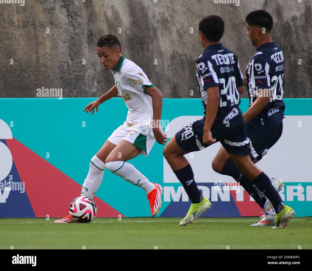 GUADALUPE, MESSICO - LUGLIO 28: #2 Palmeiras, Kua Moraes avanzano sul fianco destro durante una partita tra Palmeiras e Monterrey Rayados come parte del Grupo B della Supercopa de Monterrey Sub-19 2024 al Rayados Training Center il 28 luglio 2024 a Guadalupe, Messico. (Foto di Toby Tande/PxImages) credito: PX Images/Alamy Live News Foto Stock