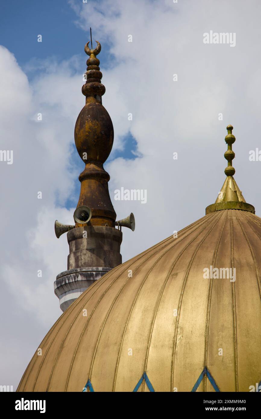 Cupola dorata e minareto in architettura islamica. Foto Stock