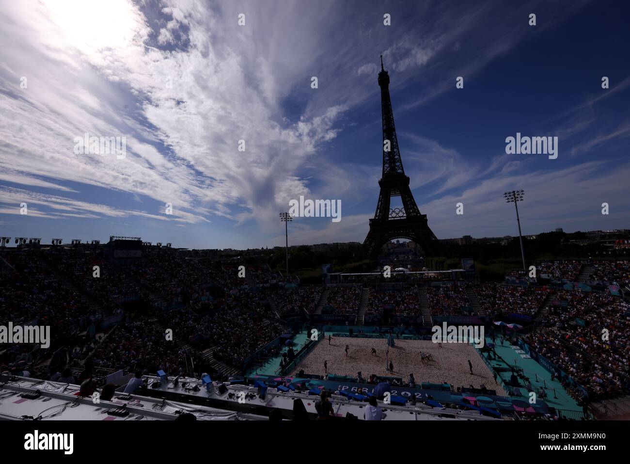 Parigi, Francia. 28 luglio 2024. Olimpiadi di Parigi: Beach volley maschile. Ondrej Perusic della Repubblica Ceca affronta la squadra canadese di Daniel Dearing e Samuel Schacter nella competizione di Beach volley sotto la maestosa Torre Eiffel durante le Olimpiadi di Parigi del 2024. Perusic e Schweiner hanno vinto il match 2-0. Crediti: Adam Stoltman/Alamy Live News Foto Stock