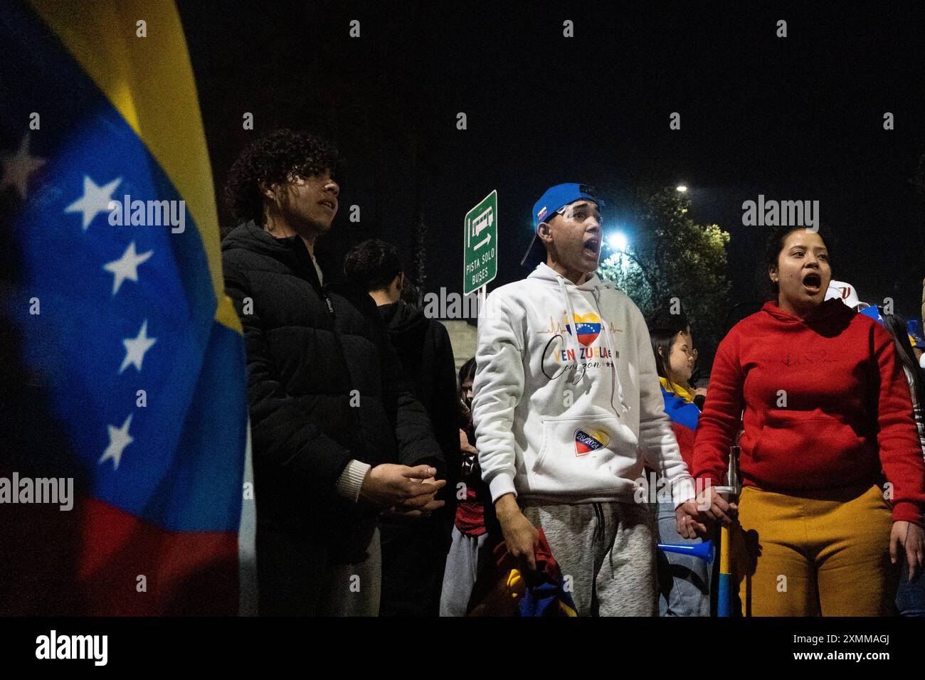 Santiago, metropolitana, Cile. 28 luglio 2024. Cittadini venezuelani contrari a Nicolas Maduro e favorevoli a Corina Machado e Edmundo Gonzalez, attendono i risultati delle elezioni presidenziali nei pressi dell'ambasciata venezuelana a Santiago, Cile. (Immagine di credito: © Matias Basualdo/ZUMA Press Wire) SOLO PER USO EDITORIALE! Non per USO commerciale! Foto Stock