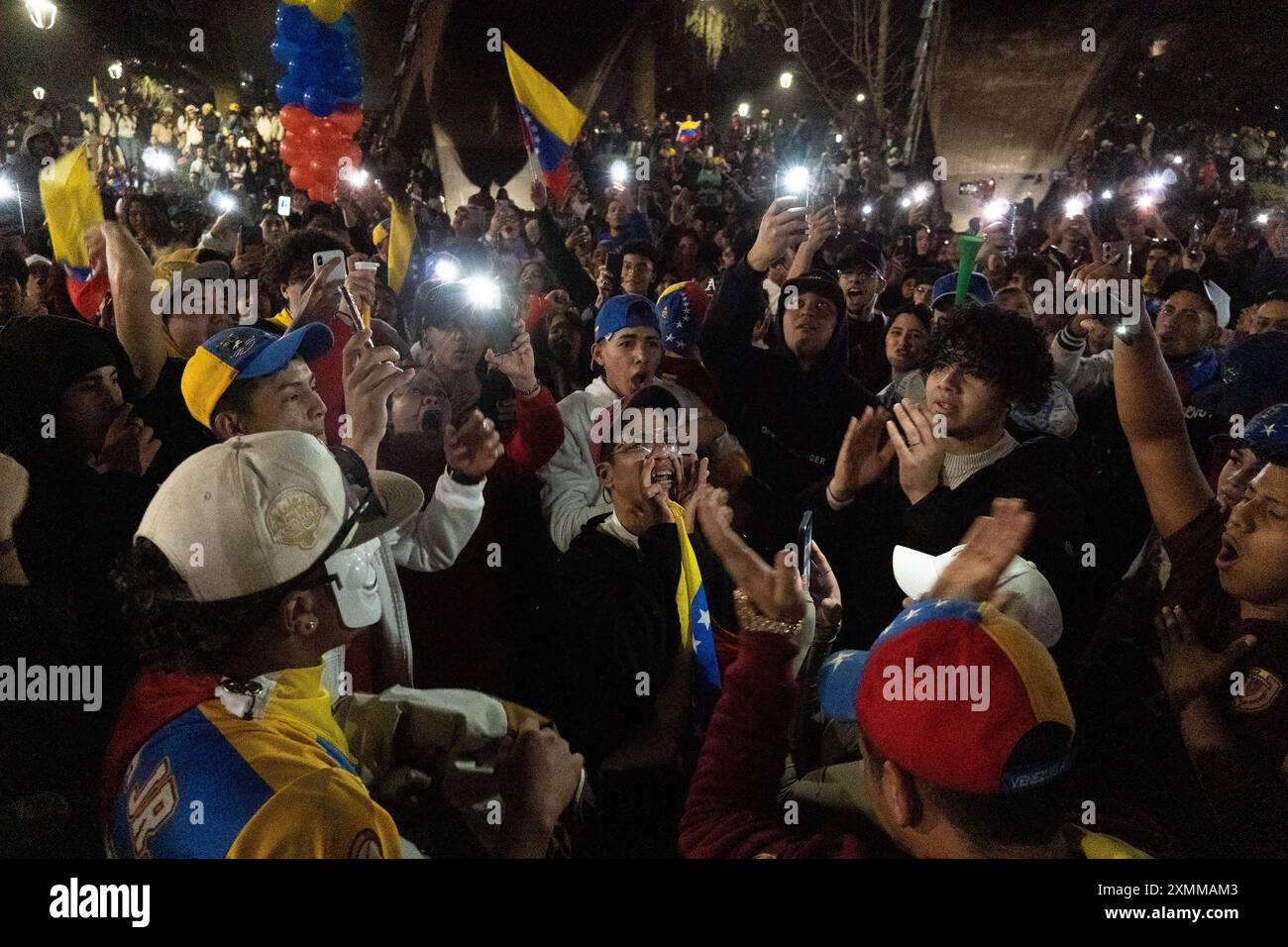 Santiago, metropolitana, Cile. 28 luglio 2024. Cittadini venezuelani contrari a Nicolas Maduro e favorevoli a Corina Machado e Edmundo Gonzalez, attendono i risultati delle elezioni presidenziali nei pressi dell'ambasciata venezuelana a Santiago, Cile. (Immagine di credito: © Matias Basualdo/ZUMA Press Wire) SOLO PER USO EDITORIALE! Non per USO commerciale! Foto Stock