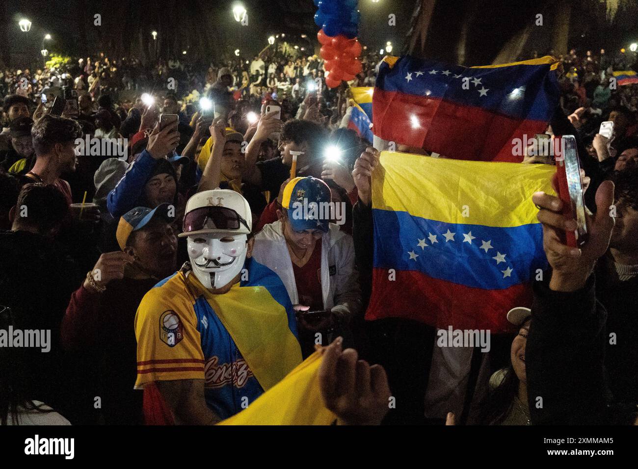 Santiago, metropolitana, Cile. 28 luglio 2024. Cittadini venezuelani contrari a Nicolas Maduro e favorevoli a Corina Machado e Edmundo Gonzalez, attendono i risultati delle elezioni presidenziali nei pressi dell'ambasciata venezuelana a Santiago, Cile. (Immagine di credito: © Matias Basualdo/ZUMA Press Wire) SOLO PER USO EDITORIALE! Non per USO commerciale! Foto Stock