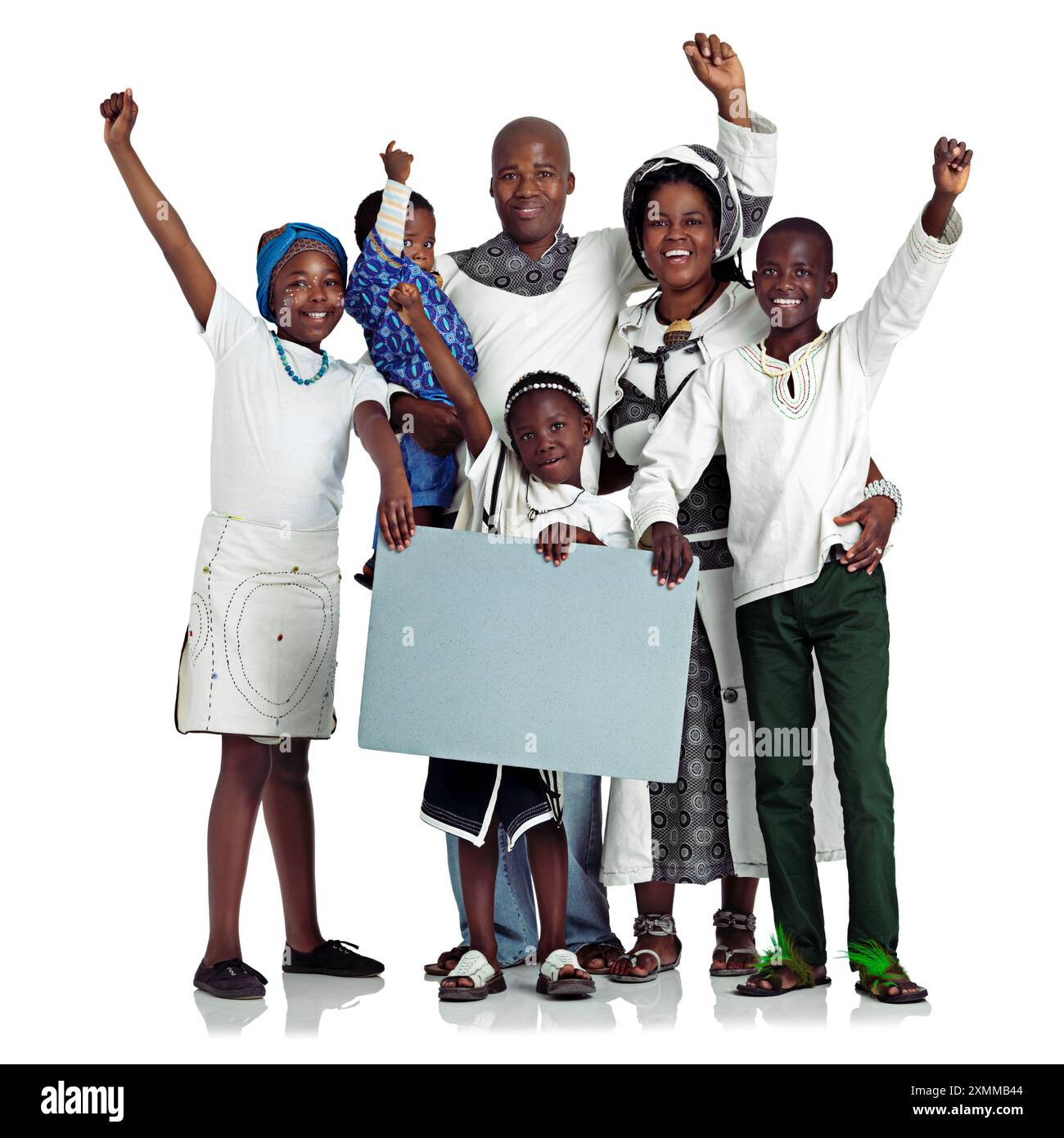 Famiglia nera, ritratto e lavagna bianca in studio per la cultura, cartellone e abbraccio su sfondo bianco. Genitori, figli e display vuoto per il mockup Foto Stock