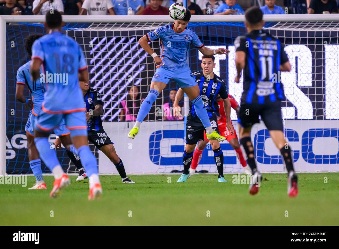 New York, New York, Stati Uniti. 28 luglio 2024. MONSEF BAKRAR 9 del NYC FC testa palla durante la partita tra NYC FC e Queretaro allo Yankee Stadium (immagine di credito: © James Patrick Cooper/ZUMA Press Wire) SOLO PER USO EDITORIALE! Non per USO commerciale! Crediti: ZUMA Press, Inc./Alamy Live News Foto Stock