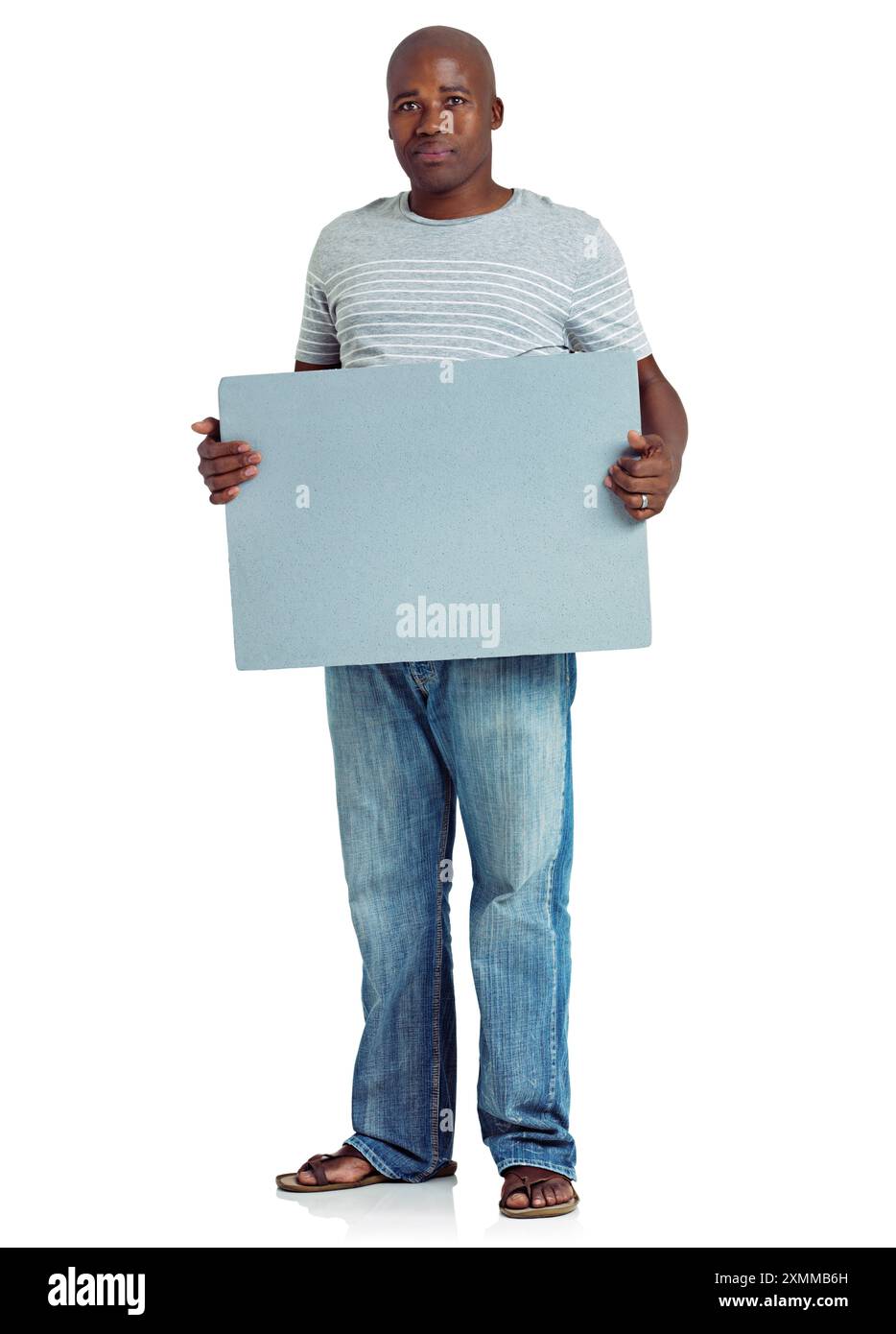 Uomo nero, ritratto e lavagna bianca in studio, cartellino e informazioni su sfondo bianco. Persona maschile, display vuoto e spazio mockup sul cartello per Foto Stock
