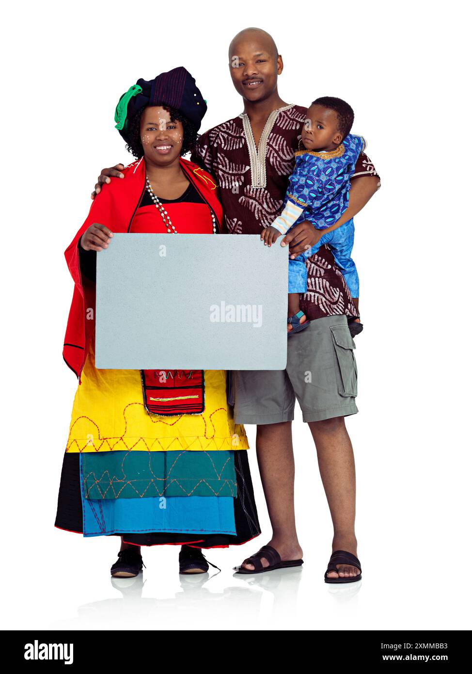 Famiglia africana, ritratto e carta bianca in studio per la cultura, cartellone e abbraccio su sfondo bianco. Genitori, figlio e display vuoto per lo spazio di mockup Foto Stock