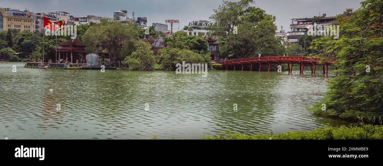 Cultura viaggi Vietnam attrazioni nel lago Hoan Kiem di Hanoi con il ponte mattutino alla luce del sole ad Hanoi Vietnam Foto Stock