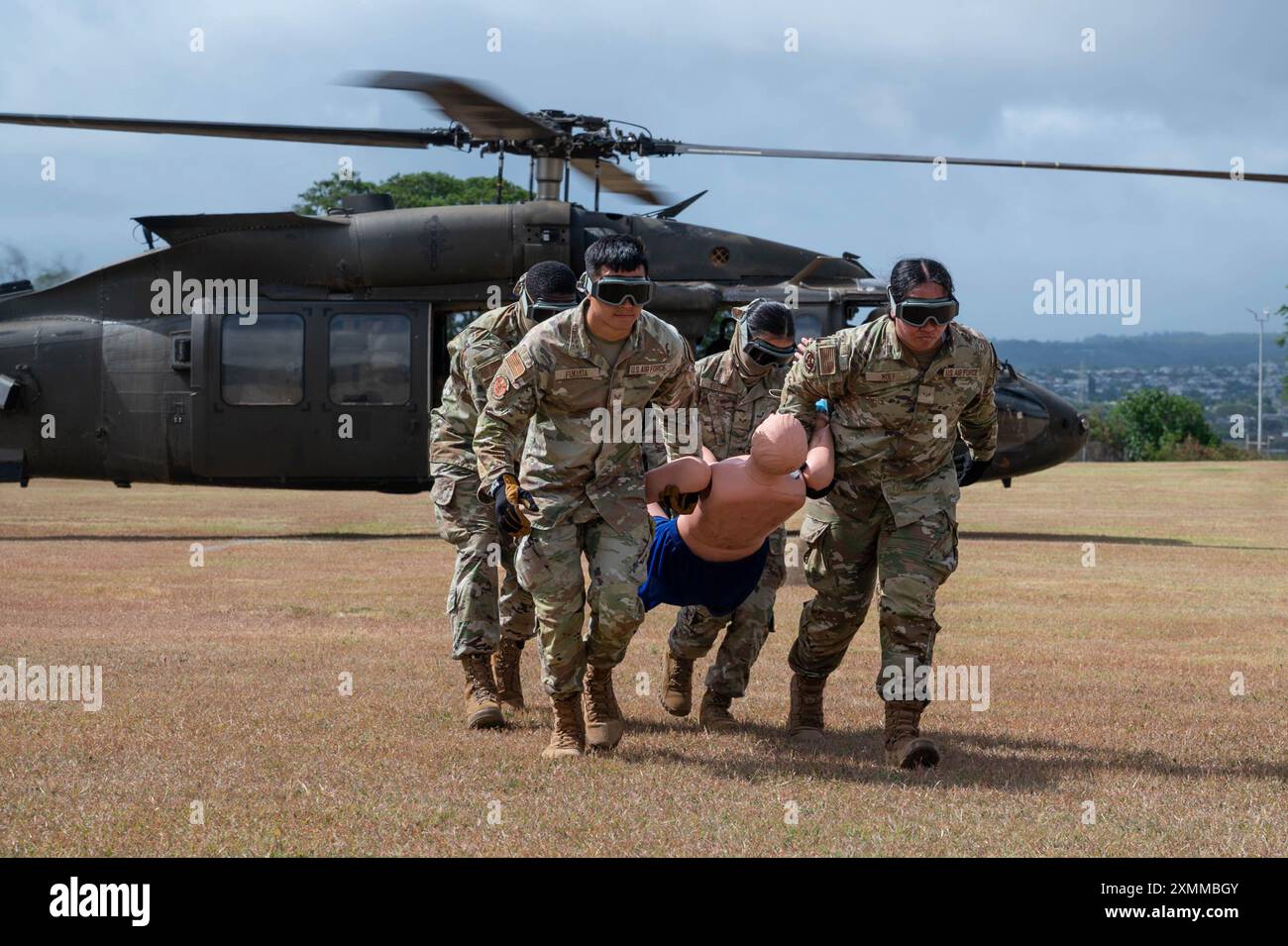 Quattro Citizen Airmen del 624th Aeromedical Staging Squadron trasportano un manichino durante l'esercitazione Rim of the Pacific (RIMPAC) 2024 a Ford Island, Hawaii, 12 luglio. I membri del 624th AST hanno risposto agli elicotteri dell'esercito statunitense e ai partner peruviani e messicani per trasportare i pazienti per l'addestramento. Ventinove nazioni, 40 navi di superficie, tre sottomarini, 14 forze terrestri nazionali, più di 150 aerei e 25.000 personale partecipano al RIMPAC nelle e intorno alle isole Hawaii, dal giugno 27 al agosto 1. Il RIMPAC, il più grande esercizio marittimo internazionale al mondo, offre una formazione unica Foto Stock