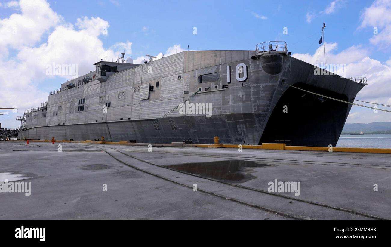 240727-N-WP746-1001 PUERTO CORTES, Honduras (27 luglio 2024) nave da spedizione veloce classe punta di diamante USNS Burlington (T-EPF 10) arriva a Puerto Cortes, Honduras, per la promessa 2024. Continuare la promessa 2024 è una missione fondamentale nell'iniziativa Enduring Promise dello U.S. Southern Command, che si concentra sull'aumento della capacità e dell'interoperabilità delle nazioni partner nella regione e riflette la duratura promessa degli Stati Uniti di amicizia, partnership e solidarietà con le Americhe. (Foto della Marina degli Stati Uniti di Mark logico, Chief Mass Communication Specialist) Foto Stock