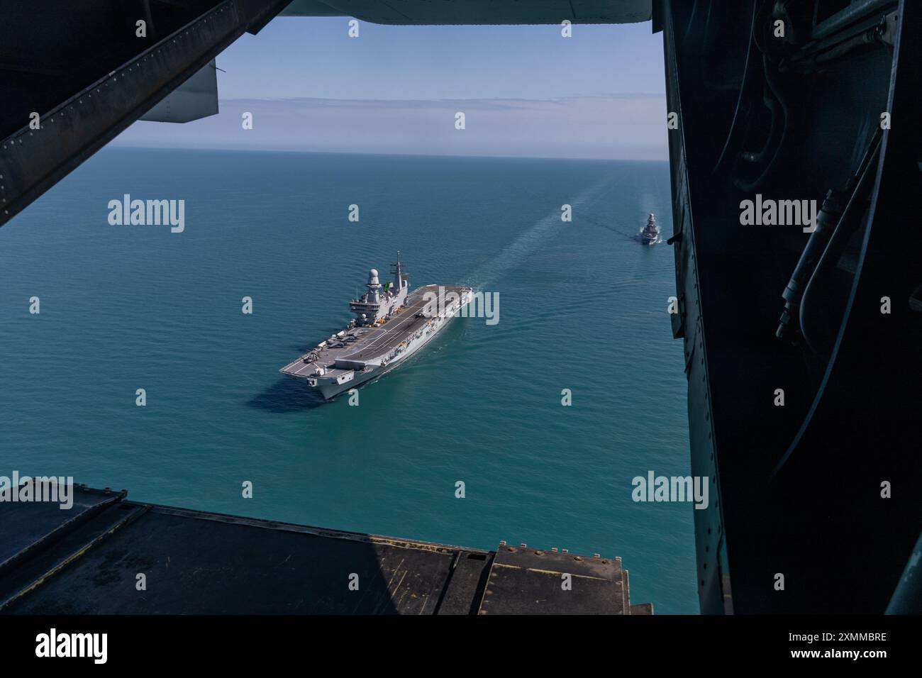 La portaerei italiana ITS Cavour naviga nel Mar di Timor, durante l'esercitazione Pitch Black 24, 25 luglio 2024. Exercise Pitch Black 24 è il più grande dei 43 anni di storia dell'esercitazione e riunisce 20 nazioni partecipanti, più di 140 aerei da tutto il mondo e più di 4000 persone. Exercise Pitch Black 24 consente alla Marine Rotational Force – Aviation Combat Element di Darwin 24.3, Marine Medium Tiltrotor Squadron 268 (rinforzato), di integrare MV-22B Ospreys e capacità di combattimento aereo in un ambiente combinato a sostegno di obiettivi multinazionali. (Foto del corpo dei Marines degli Stati Uniti Foto Stock