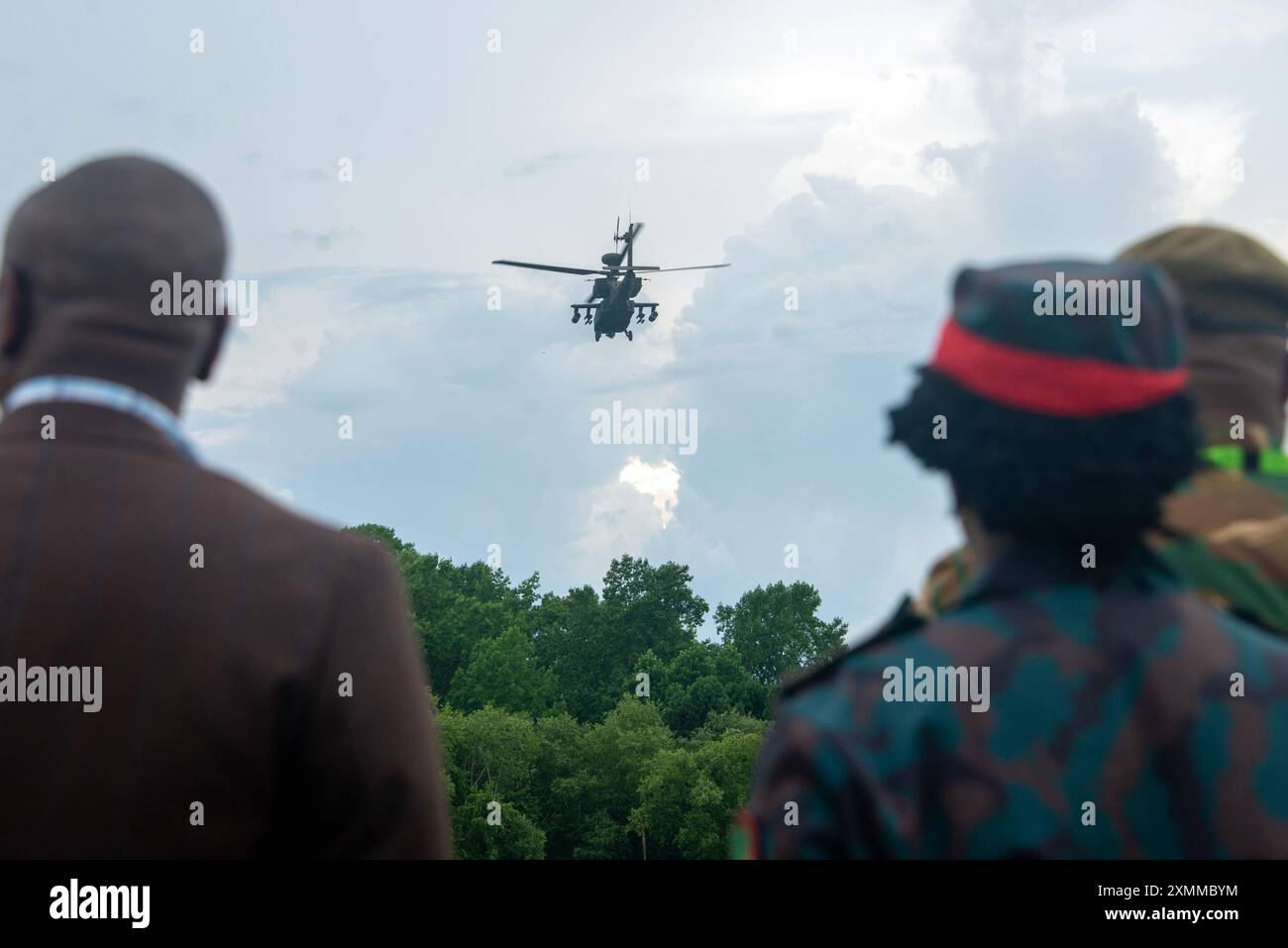 I leader del governo della Carolina del Nord si uniscono a pari locali, nazionali e internazionali, tra cui rappresentanti delle Repubbliche del Malawi e dello Zambia per l'operazione Tar Heel Welcome, un tour settimanale dello stato che mette in evidenza la Guardia Nazionale della Carolina del Nord al quartier generale della Joint Force a Raleigh, Carolina del Nord, 23 luglio 2024. La celebrazione riconosce il Malawi e lo Zambia che si uniscono alla Guardia Nazionale del NC come parte del programma di partenariato statale. (Foto della U.S. Air National Guard del 2° tenente Mary McKnight) Foto Stock