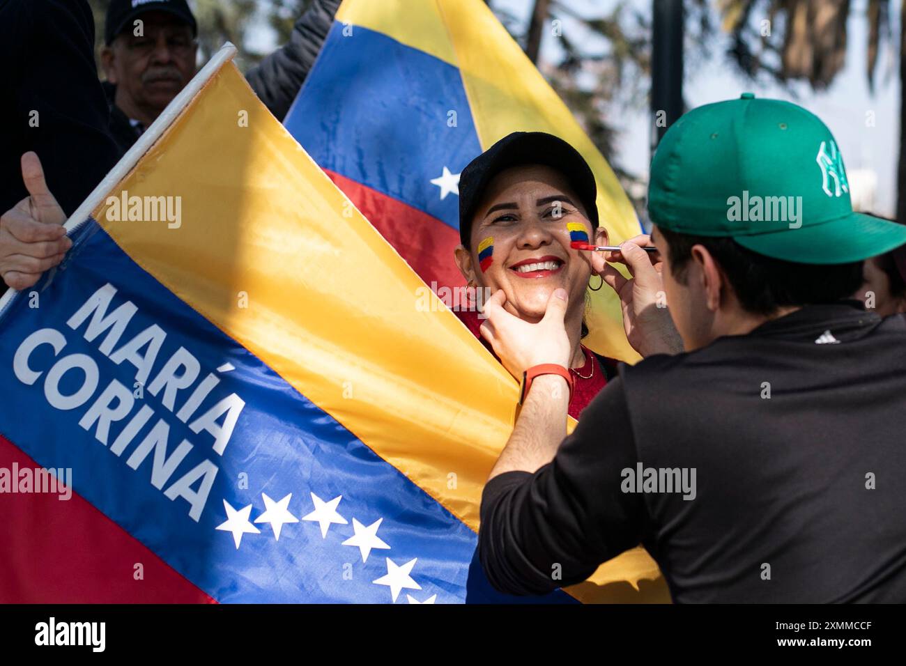 Santiago, Cile. 28 luglio 2024. Sostenitrice della candidata presidenziale venezuelana María Corina Machado attende i risultati delle elezioni presidenziali venezuelane a Santiago, Cile, il 28 luglio 2024. Migliaia di venezuelani sono arrivati all'ambasciata venezuelana di Santiago, Cile, per partecipare alle elezioni dall'estero. (Foto di Jesus Martinez/Sipa USA) credito: SIPA USA/Alamy Live News Foto Stock