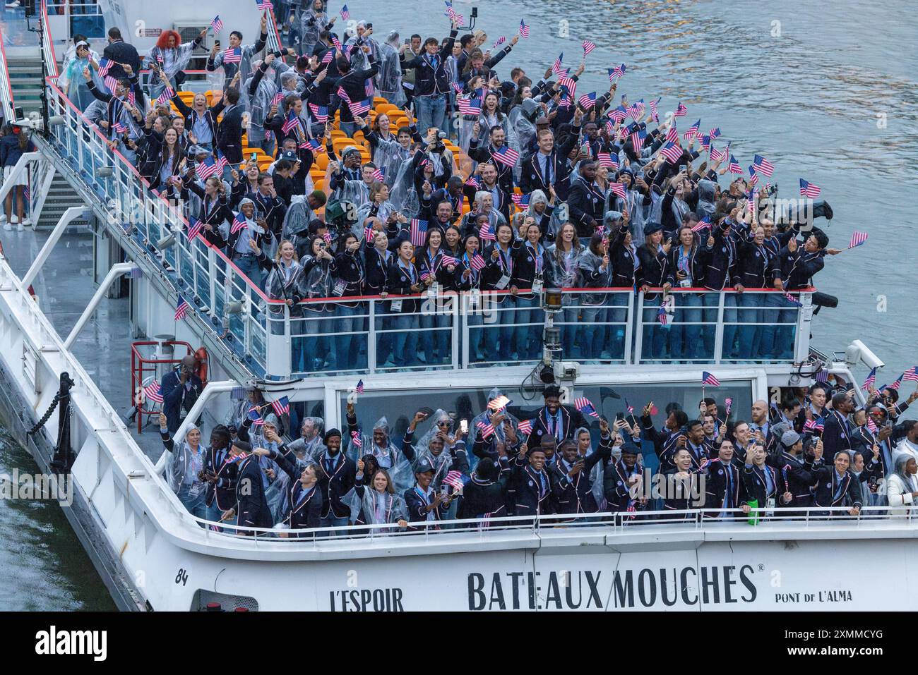 La squadra olimpica degli Stati Uniti d'America ondata agli spettatori durante le cerimonie di apertura del luglio 26 mentre la sua barca naviga lungo il fiume Senna. Foto Stock