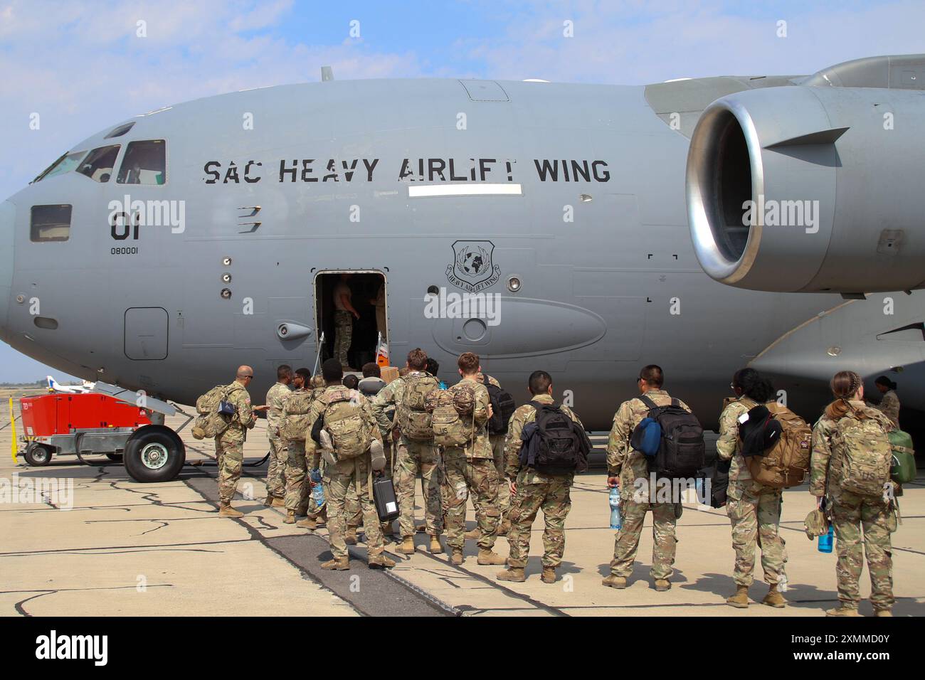 Soldato degli Stati Uniti assegnato al 2nd Cavalry Regiment, aspetta di salire a bordo di un C17 Globemaster III dopo la conclusione di Eagle Partner 24 presso l'Aeroporto Internazionale di Zwartnost, Yerevan, 26 luglio 2024. Quest’anno l’iterazione del Partner Eagle è stata più ampia in termini di scala e portata rispetto a quella dello scorso anno e mirava ad aumentare l’interoperabilità tra Stati Uniti e Armenia. (Foto dell'esercito statunitense del capitano Vira Miller) Foto Stock