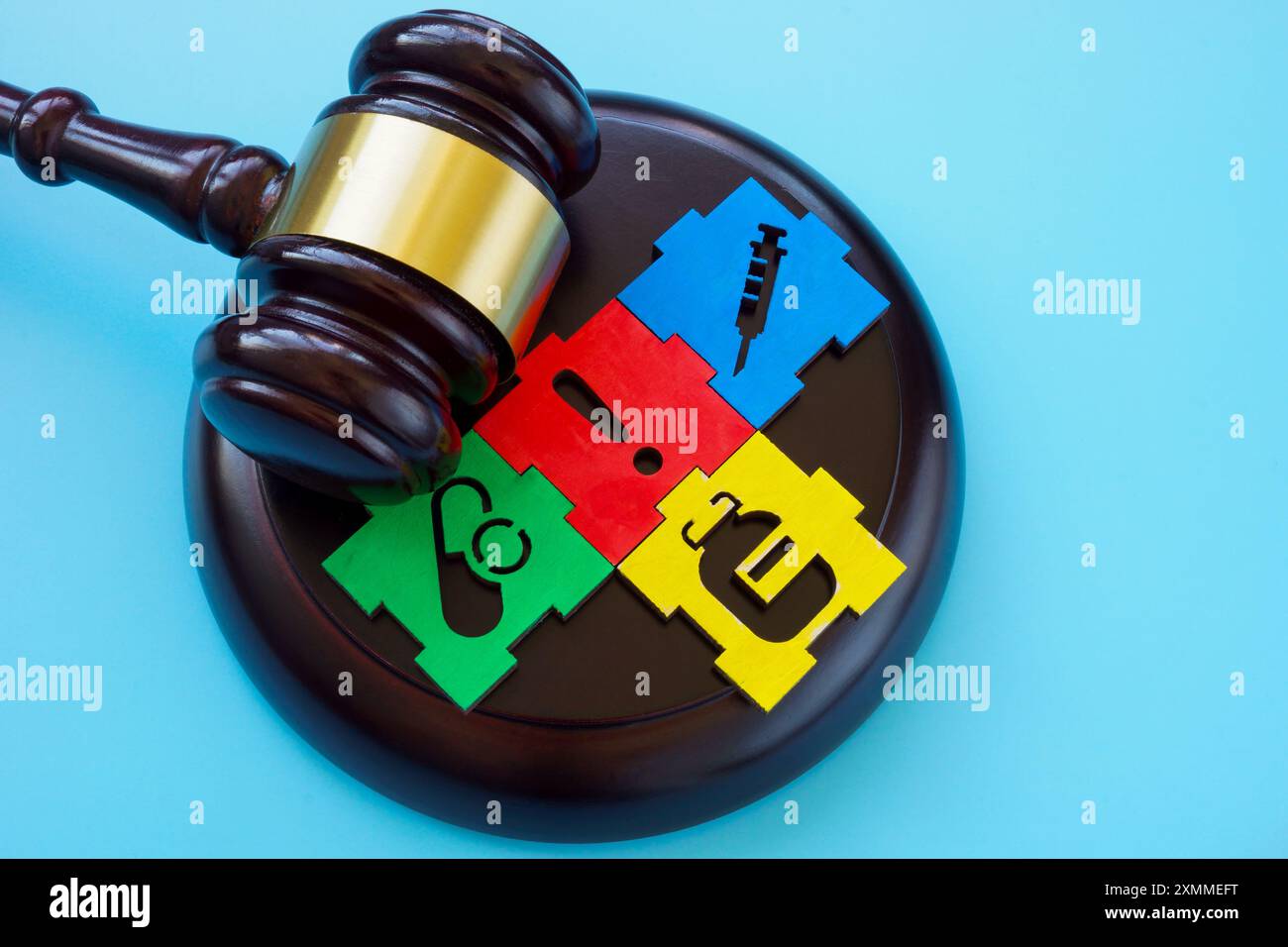 Martelletto con pezzi di puzzle sulla medicina e negligenza medica o negligenza. Foto Stock
