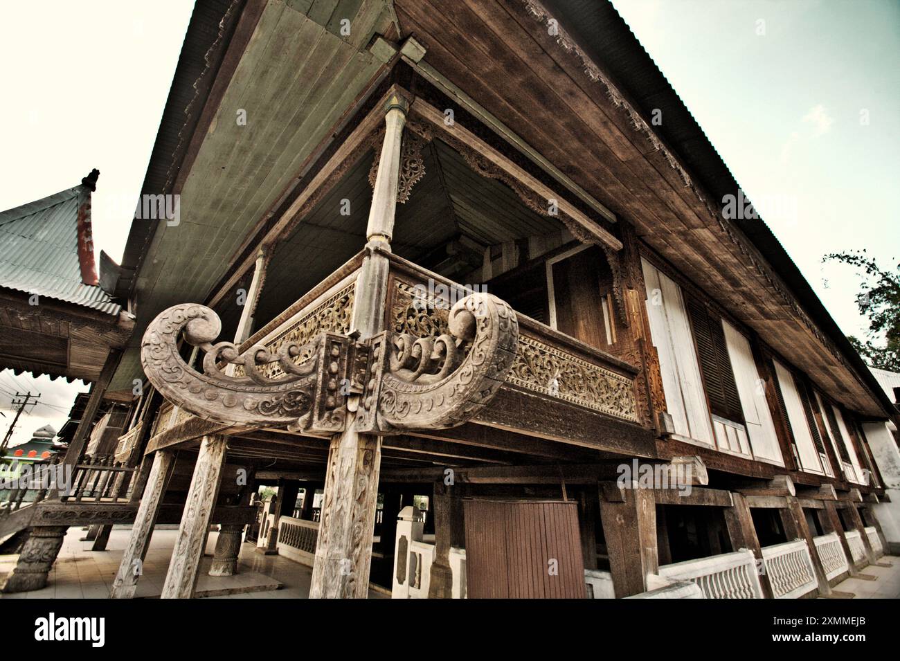 Una casa tradizionale che serve anche come museo culturale a Liwa, Lampung Barat (West Lampung), Lampung, Indonesia. Attraverso una riunione dell’Assemblea generale tenutasi nel dicembre 2023, le Nazioni Unite (ONU) hanno espresso preoccupazione per l’appropriazione indebita e l’uso improprio del patrimonio culturale dei popoli indigeni. L'ONU ribadisce che i popoli indigeni hanno il diritto di mantenere, controllare, proteggere e sviluppare il loro patrimonio culturale, la conoscenza tradizionale e le espressioni culturali tradizionali. Foto Stock