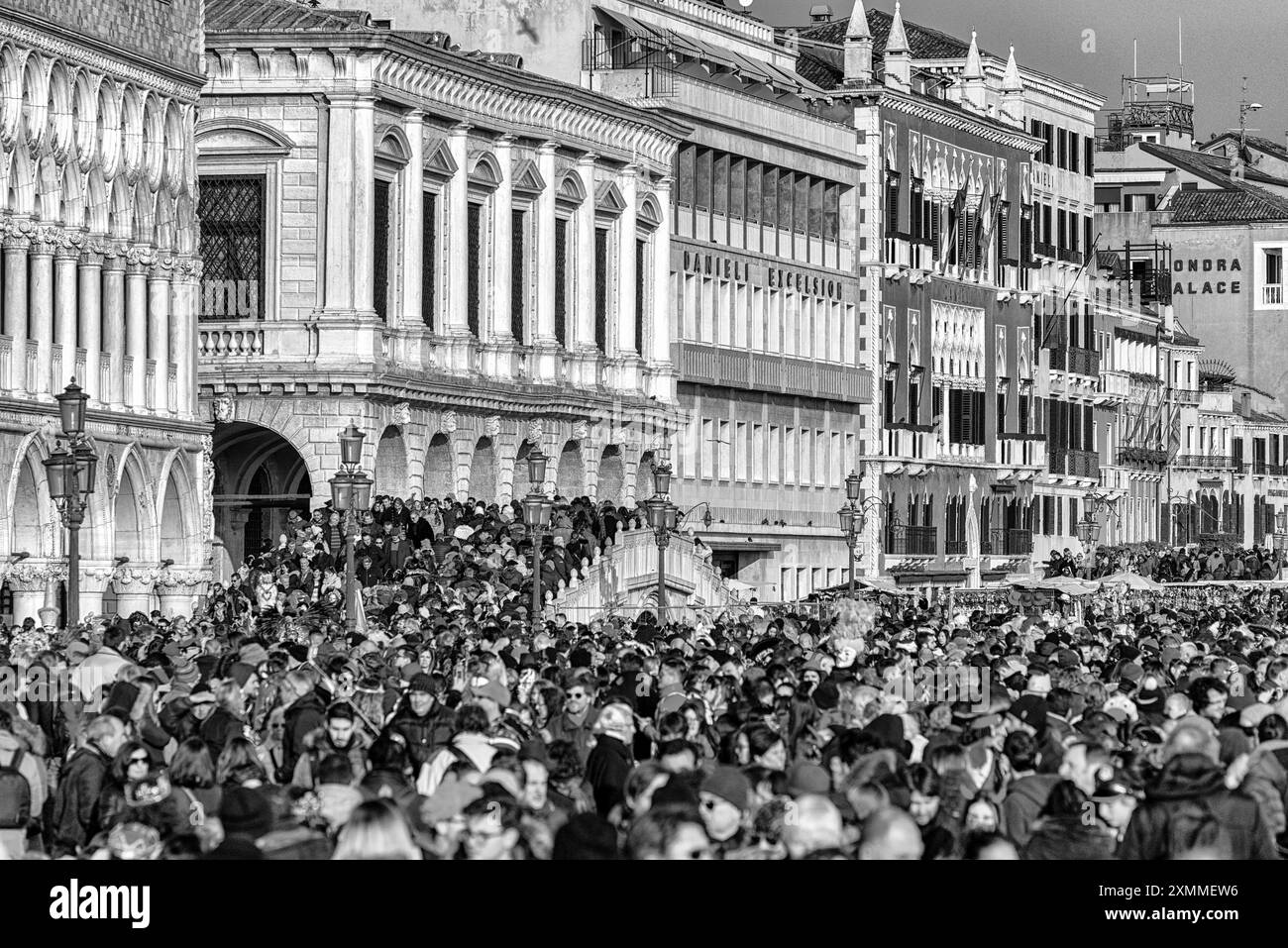 Venezia, Italia - 11 febbraio 2018: Affollato lungomare Riva degli Schiavoni Foto Stock