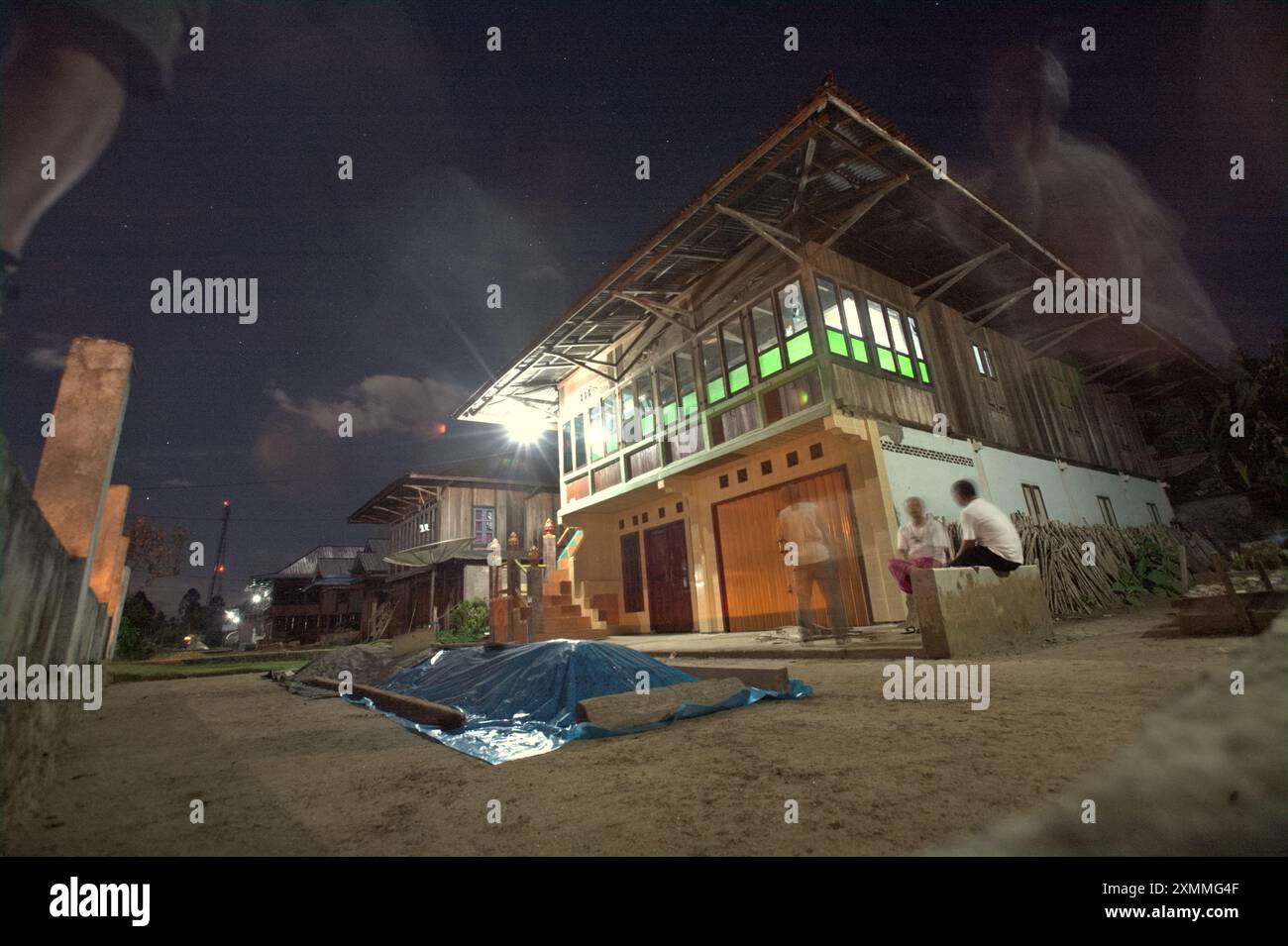 Una linea di case semi-tradizionali a Liwa, Lampung Barat (West Lampung), Lampung, Indonesia. Foto Stock
