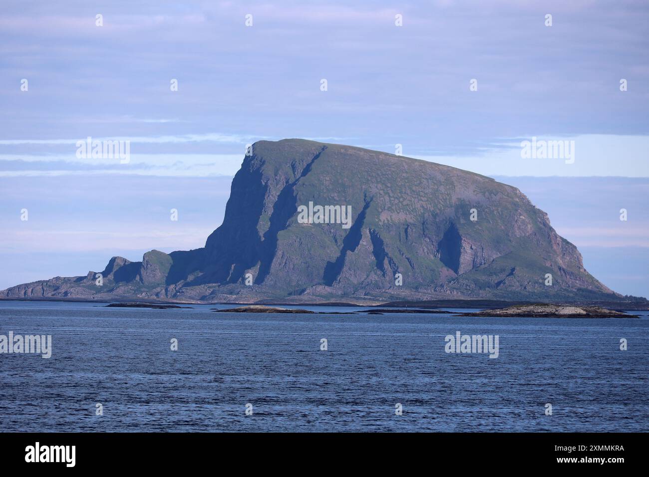 Vista della piccola isola rocciosa di Lovund, Norvegia Foto Stock