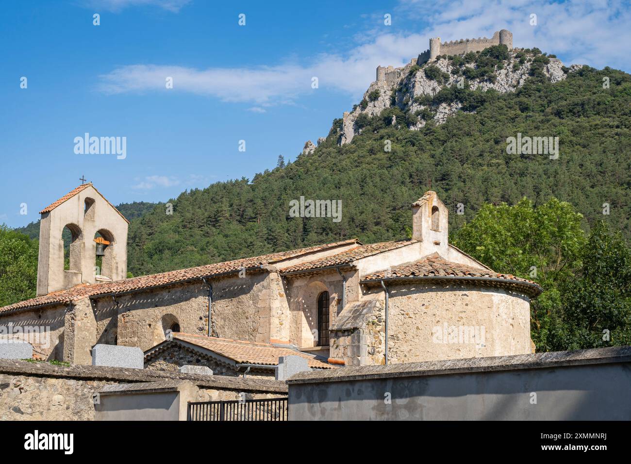 Vista panoramica estiva dell'antica chiesa di Puilaurens e del castello medievale cataro sulla cima della montagna, Aude, Francia Foto Stock
