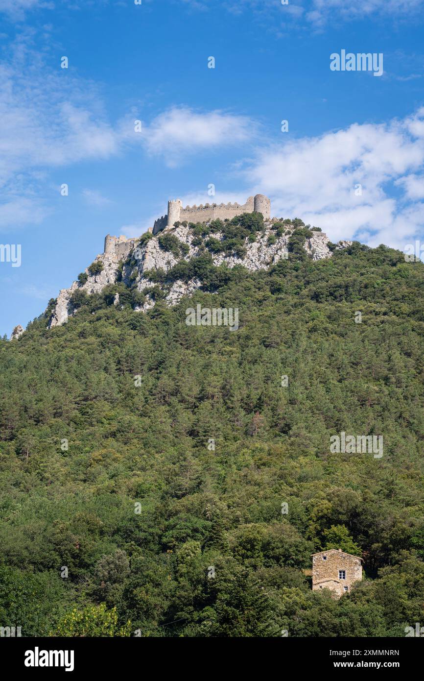 Vista panoramica verticale estiva delle rovine medievali del castello cataro di Puilaurens sulla montagna rocciosa, Lapradelle-Puilaurens, Aude, Francia Foto Stock