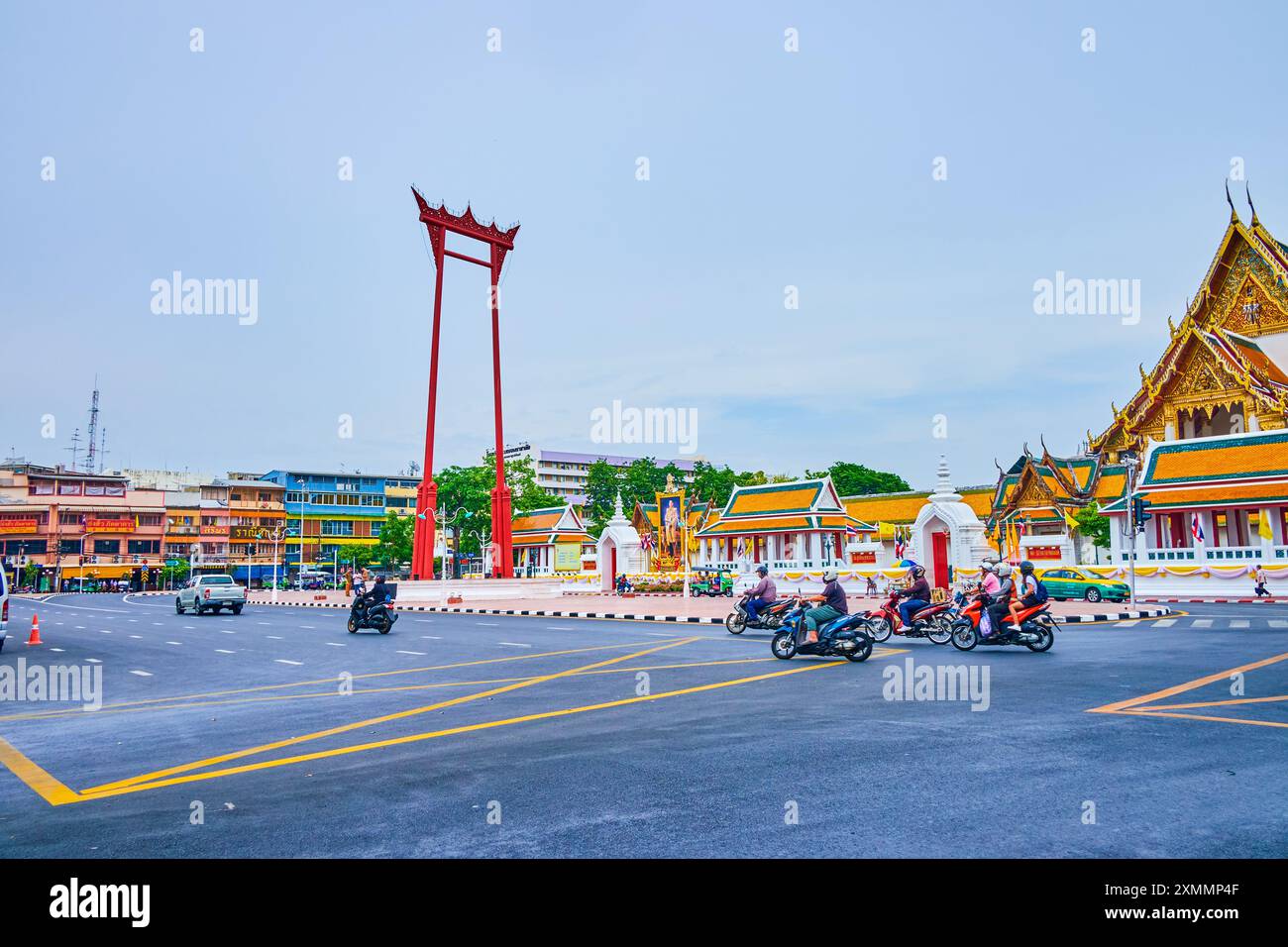 BANGKOK, THAILANDIA - 14 MAGGIO 2019: La struttura buddista Giant Swing tra la trafficata Dinso Road e il Tempio Wat Suthat dietro di essa, il 14 maggio a Bangkok Foto Stock