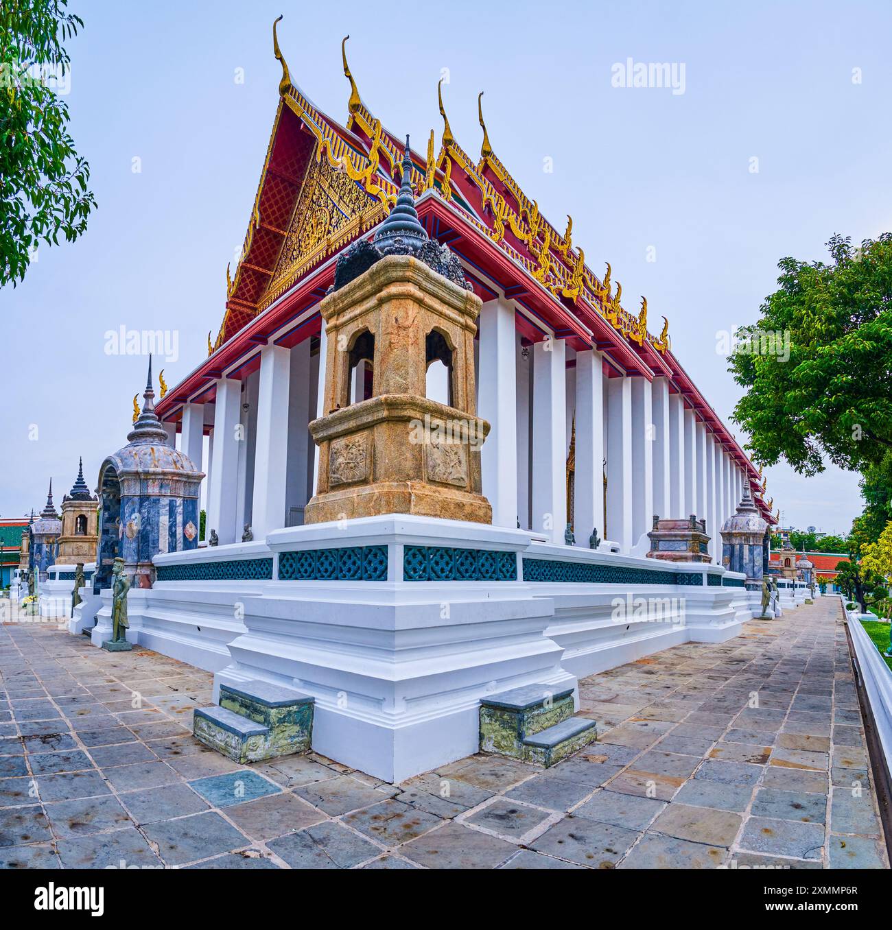Vista su Ubosot del Tempio di Wat Suthat, Bangkok, Thailandia Foto Stock