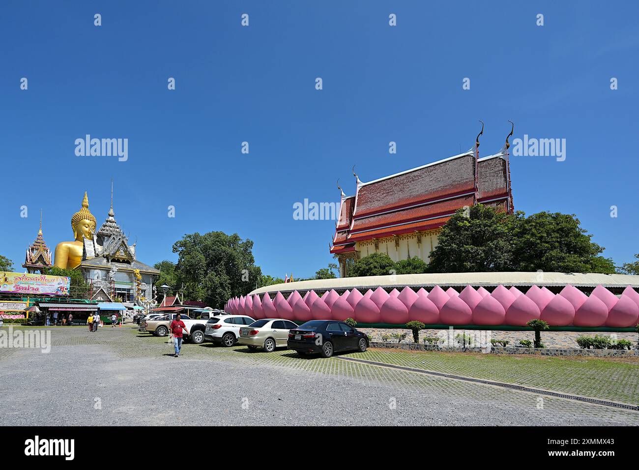 Vista di Wat Muang dal parcheggio con il suo caratteristico ubosot, circondato da grandi petali di loto, Wihan Kaew e Big Buddha, Thailandia Foto Stock