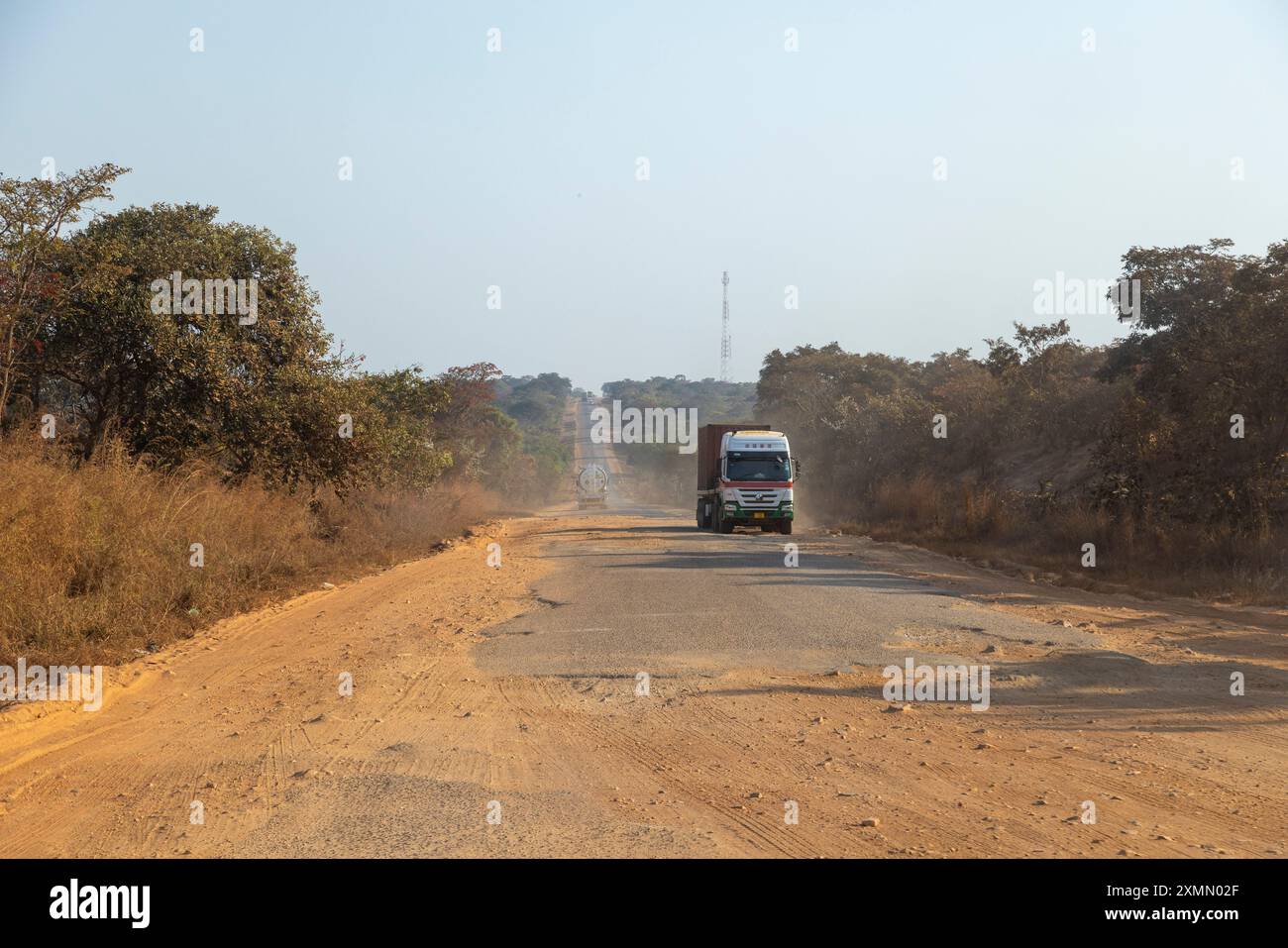 Autocarro pesante sulla Great North Road in Zambia, dove il catrame è completamente scomparso per un secion. La strada collega la capitale Zamibain Foto Stock