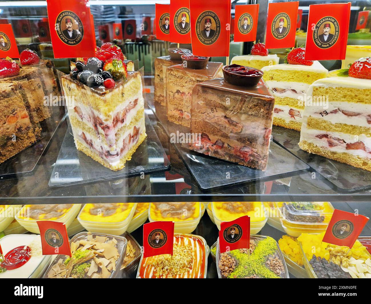 L'immagine mostra un assortimento di torte e dessert in una panetteria al Dubai Mall. Foto Stock