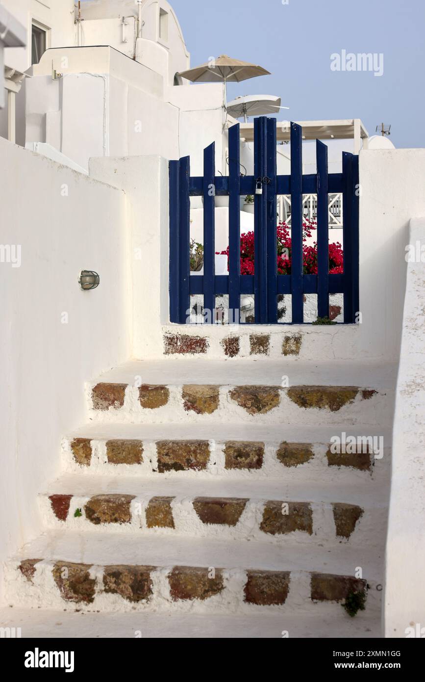 Chiuso il lupetto blu e stretti gradini di pietra, un pezzo di architettura tradizionale sull'isola di Santorini. Grecia Foto Stock