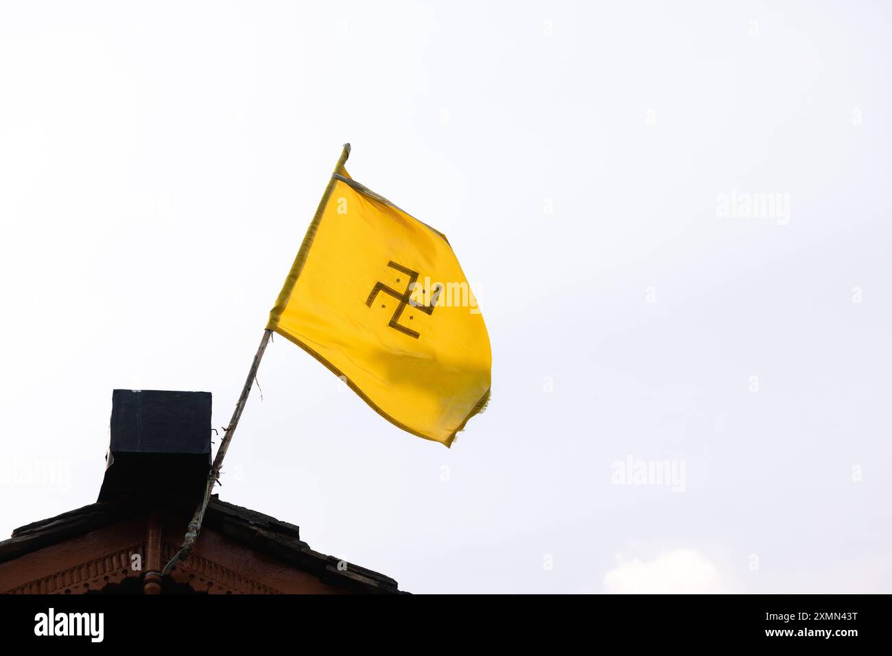 La bandiera gialla sul tetto della svastica del Tempio Indiano è usata come simbolo della spiritualità nelle religioni indiane Foto Stock