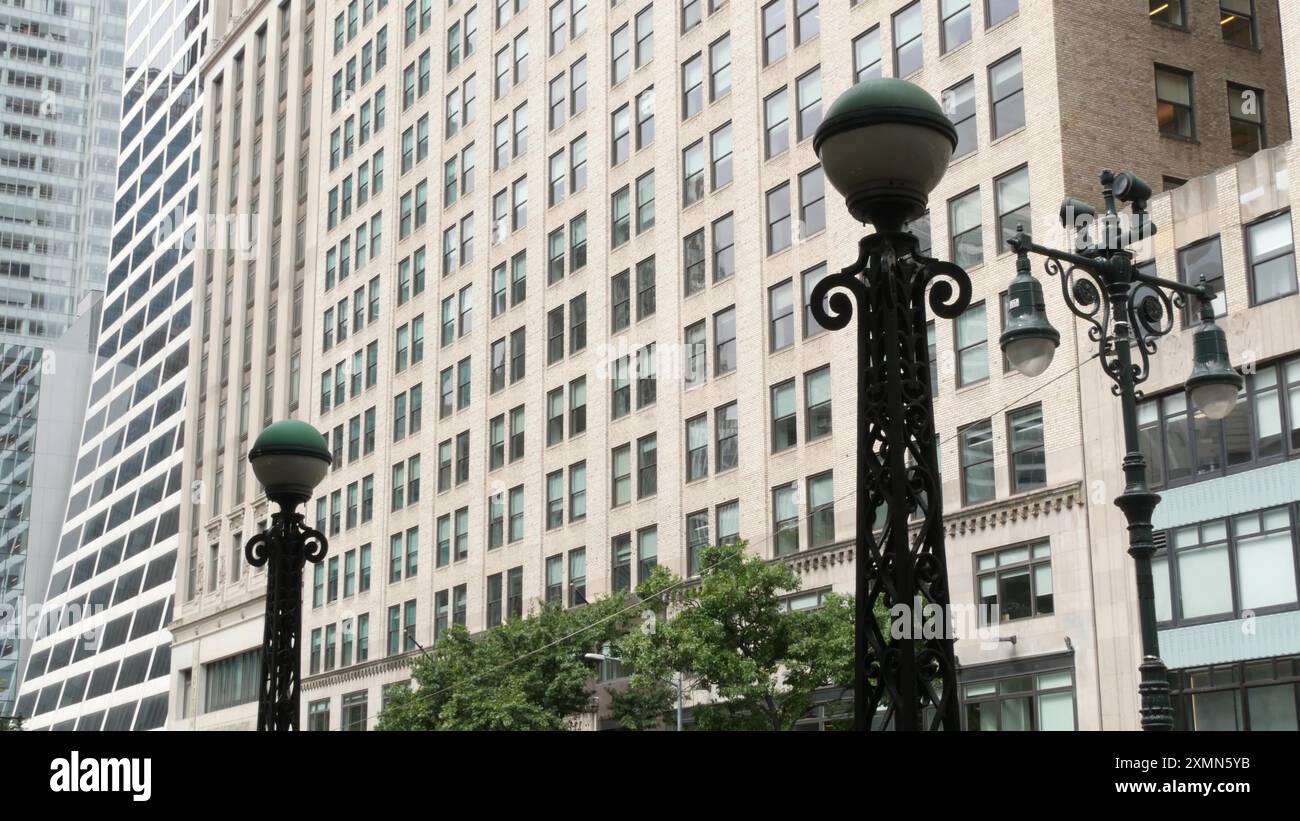 Globo della metropolitana di New York, lampada orb della metropolitana. Ingresso metropolitano, Manhattan. 42 Street vicino alla biblioteca, Bryant Park, Fifth 5 avenue. Entrata della stazione dei trasporti pubblici, quartiere finanziario di Midtown. Foto Stock