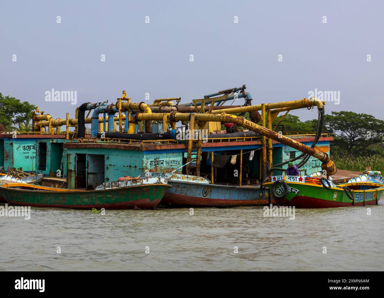 Draga che raccoglie sabbia nel fiume a Sundarbans, Barisal Division, Nesarabad, Bangladesh Foto Stock