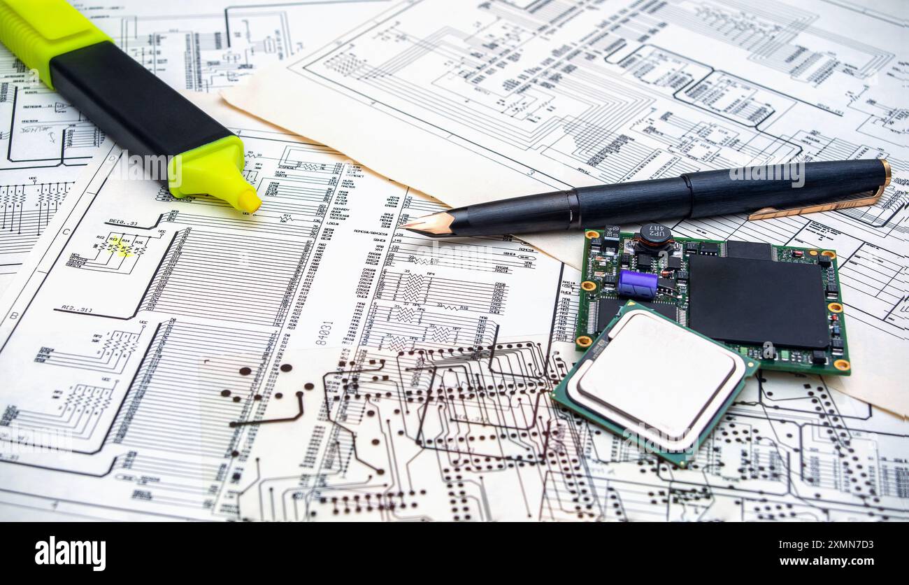 Componenti e strumenti elettronici su un piano tecnico per la progettazione di schede a circuito stampato. Foto Stock