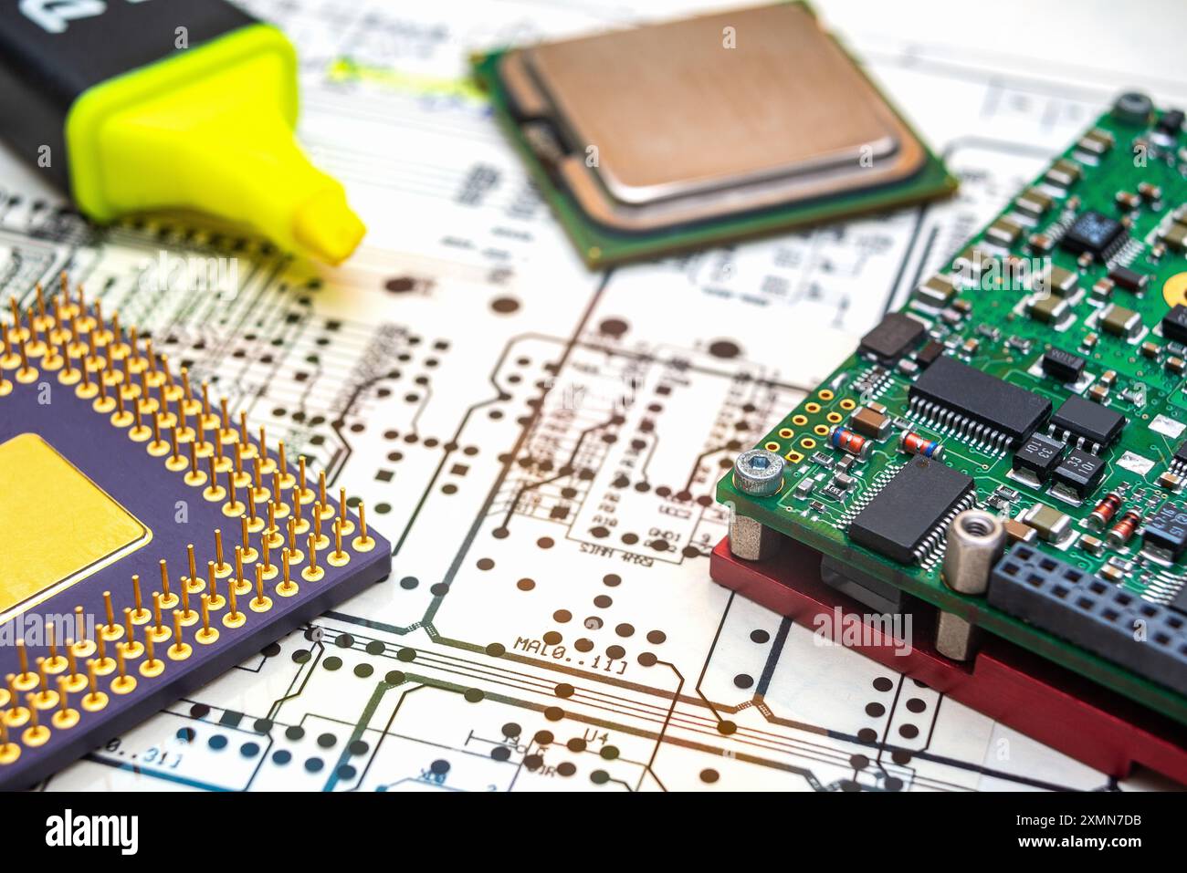 Componenti e strumenti elettronici su un piano tecnico per la progettazione di schede a circuito stampato. Foto Stock