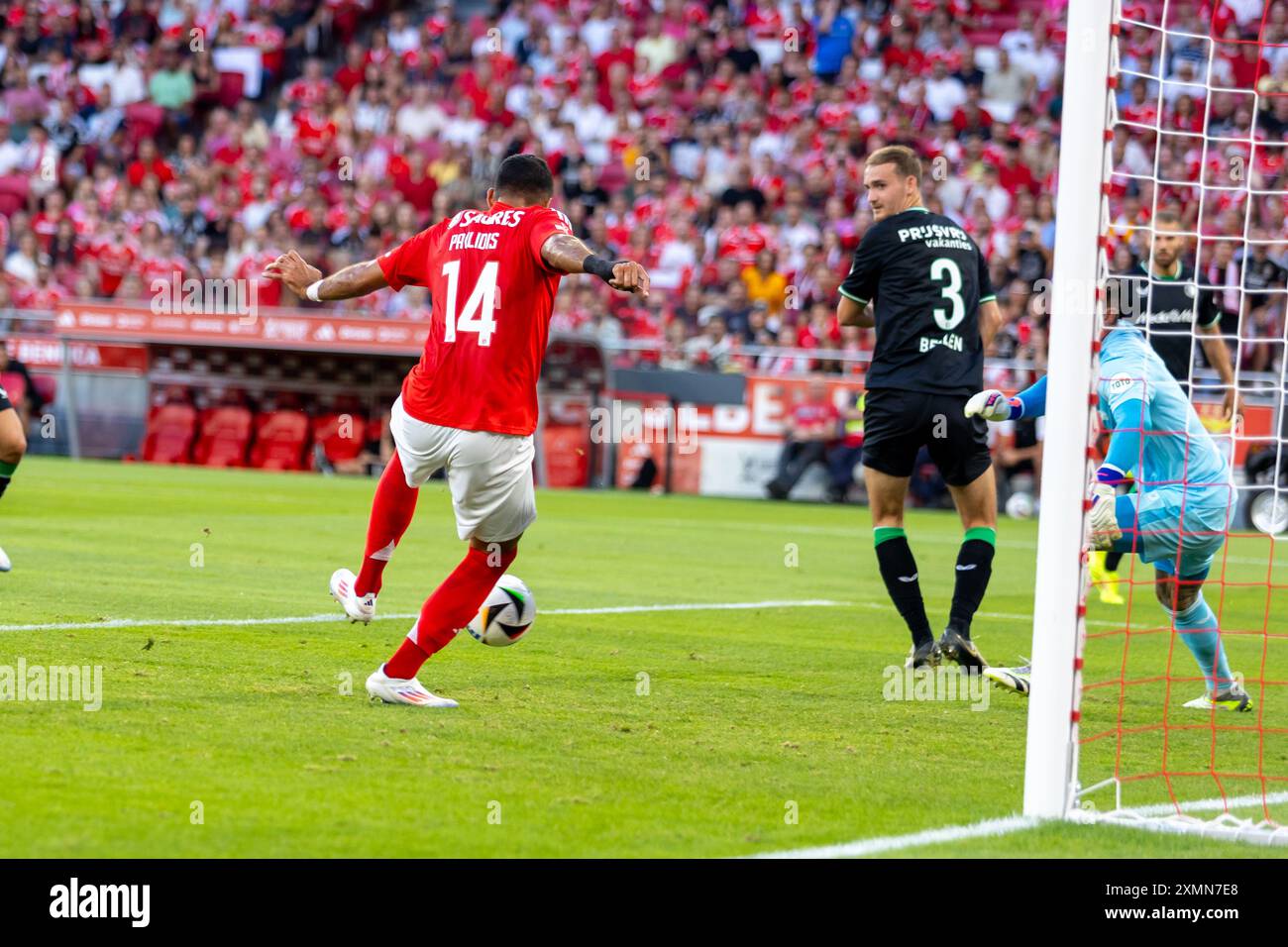 Lisboa, Portogallo. 28 luglio 2024. Vangelis Pavlidis (L) del Benfica, Thomas Beelen (C) del Feyenoord e Justin Bijlow (R) visti in azione 12° Eusébio CUP, Pre-Season Match, tra Benfica e Feyenoord all'Estadio Sport Lisboa e Benfica. Punteggio finale; Benfica 5:0 Feyenoord. Credito: SOPA Images Limited/Alamy Live News Foto Stock