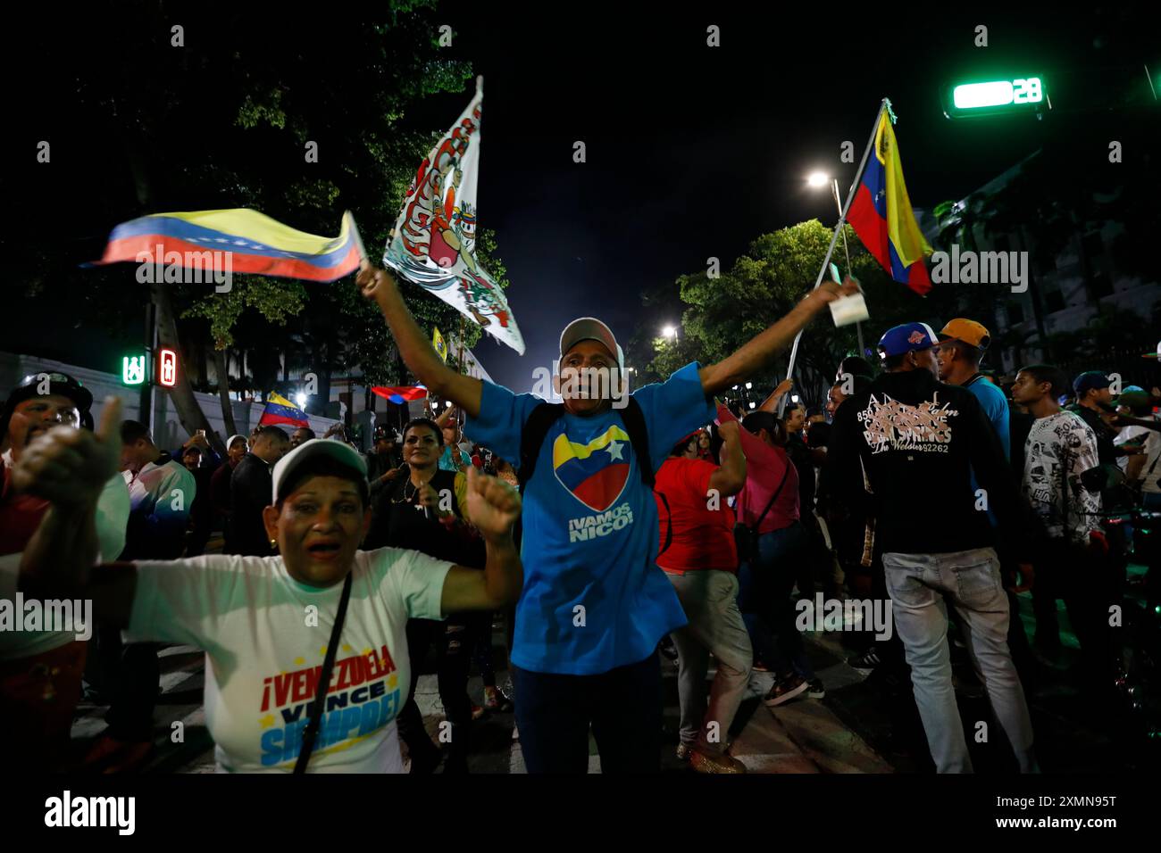 Caracas, Venezuela. 29 luglio 2024. CORREZIONE DEL NOME DEI FOTOGRAFI - i sostenitori dell'ex presidente Maduro festeggiano per le strade dopo che il Consiglio Nazionale elettorale (CNE) ha dichiarato Maduro vincitore delle elezioni presidenziali. L'opposizione non riconobbe il risultato ufficiale e annunciò che il Venezuela aveva un nuovo presidente, e il suo nome era González Urrutia. Crediti: Jeampier Mattey/dpa/Alamy Live News Foto Stock