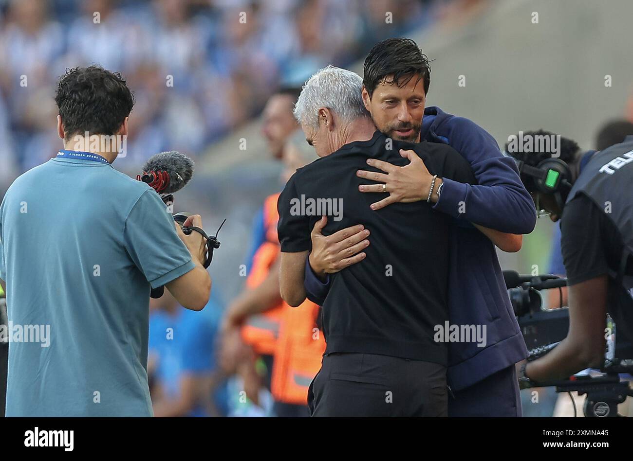 Porto, 07/28/2024 - il Futebol Clube do Porto ha ospitato questa sera al Nasr a Estádio do Dragão in una partita di presentazione per i membri della squadra per la stagione 2024/25. Victor Bruno; Luís Castro (Miguel Pereira/Global Imagens) Foto Stock