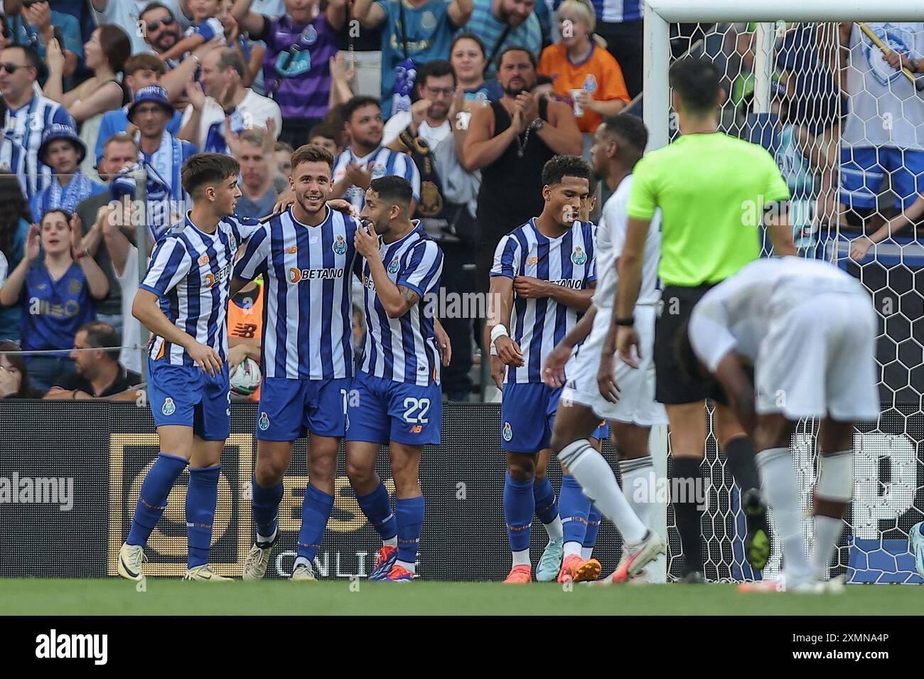 Porto, 07/28/2024 - il Futebol Clube do Porto ha ospitato questa sera al Nasr a Estádio do Dragão in una partita di presentazione per i membri della squadra per la stagione 2024/25. Nico celebra l'obiettivo. (Miguel Pereira/Global Imagens) Foto Stock