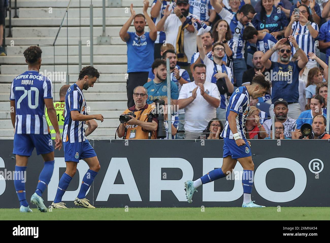 Porto, 07/28/2024 - il Futebol Clube do Porto ha ospitato questa sera al Nasr a Estádio do Dragão in una partita di presentazione per i membri della squadra per la stagione 2024/25. Ivan Jaime celebra l'obiettivo. (Miguel Pereira/Global Imagens) Foto Stock