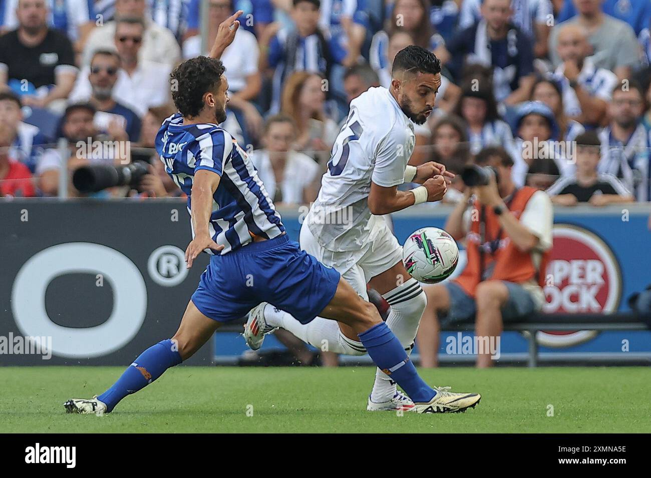 Porto, 07/28/2024 - il Futebol Clube do Porto ha ospitato questa sera al Nasr a Estádio do Dragão in una partita di presentazione per i membri della squadra per la stagione 2024/25. João Mário; Alex Telles (Miguel Pereira/Global Imagens) Foto Stock