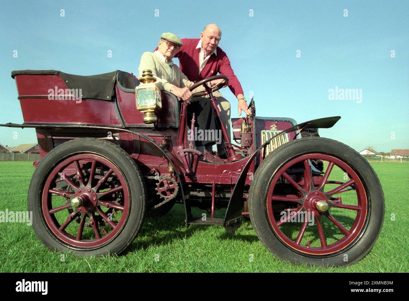 Un Panhard et Lavassor del 1899 che è rimasto con la famiglia del suo primo proprietario per 97 anni. Colin Gibbing ( 70 ) e John Jarvis ( 85 ) lo condivisero, John è nipote del proprietario originale e Colin è suo cognato. Era ancora regolarmente in esecuzione la corsa di auto d'epoca da Londra a Brighton quando sono state scattate queste foto. 23 marzo 1996 foto di Roger Bamber Foto Stock