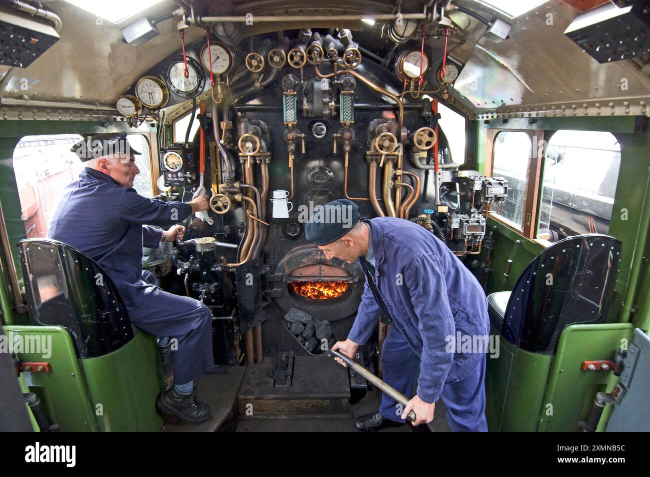 Foto di Roger Bamber: 15 ottobre 2008: All'interno della cabina della più recente locomotiva britannica, che questa settimana subisce prove di velocità e frenata. 60163 Tornado è il primo motore a vapore di linea principale costruito in 50 anni e qui il pilota Cliff Perry e il pompiere Peter Buckley lo stanno mettendo alla prova sulla Great Central Railway tra Loughborough e Leicester. La costruzione di una localita' a vapore di classe Peppercorn A1 Pacific da zero ha richiesto 18 anni e 3 milioni di sterline, il tutto raccolto con donazioni. Foto Stock