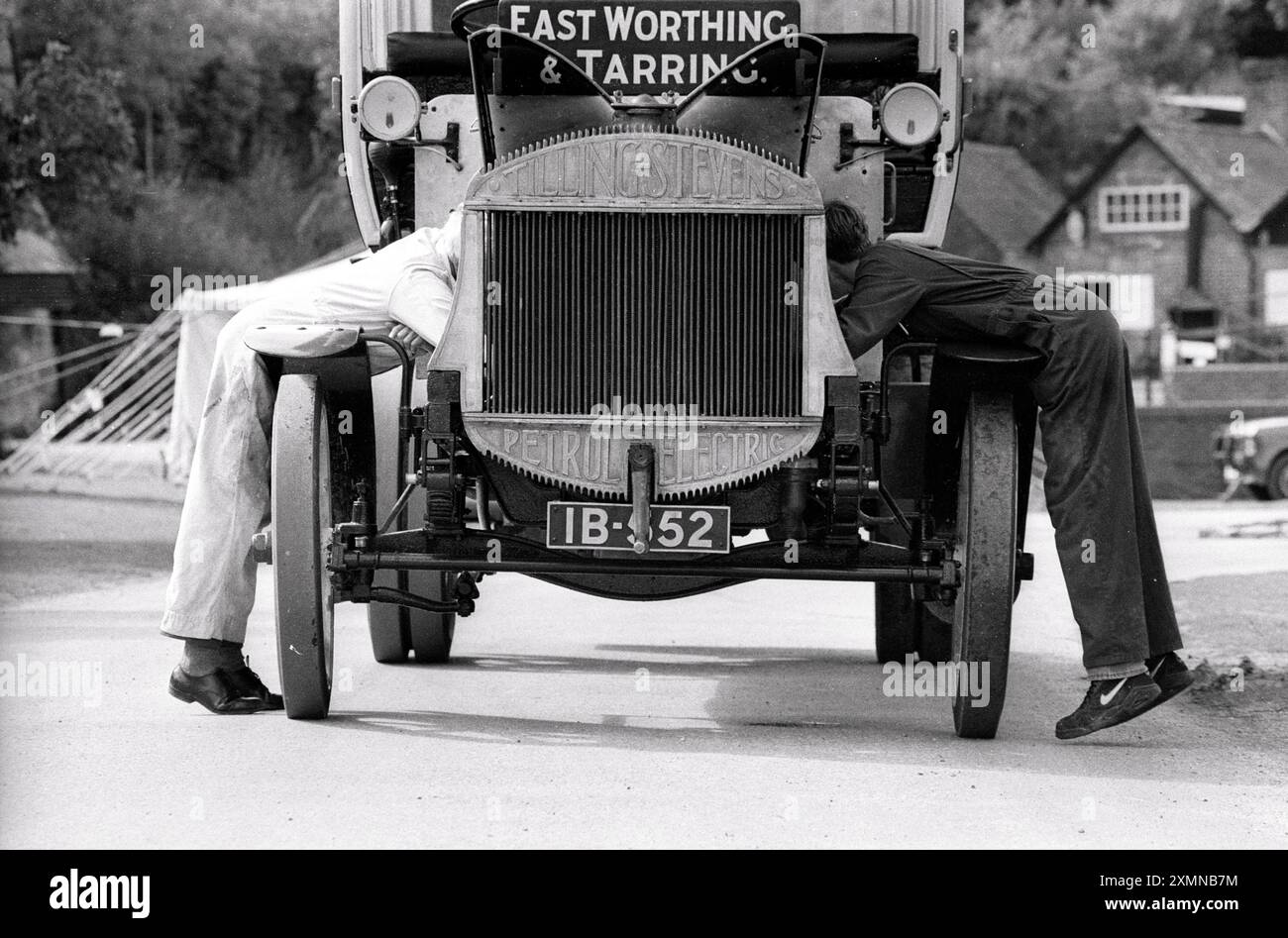 L'Amberley Museum è un museo all'aperto del patrimonio industriale di Amberley, vicino ad Arundel nel West Sussex, Inghilterra. Questo è un antico omnibus della loro collezione di trasporti pubblici in fase di esame. Era un raduno di veicoli commerciali della Motor Services Vintage Transport. 22 settembre 1993 foto di Roger Bamber Foto Stock