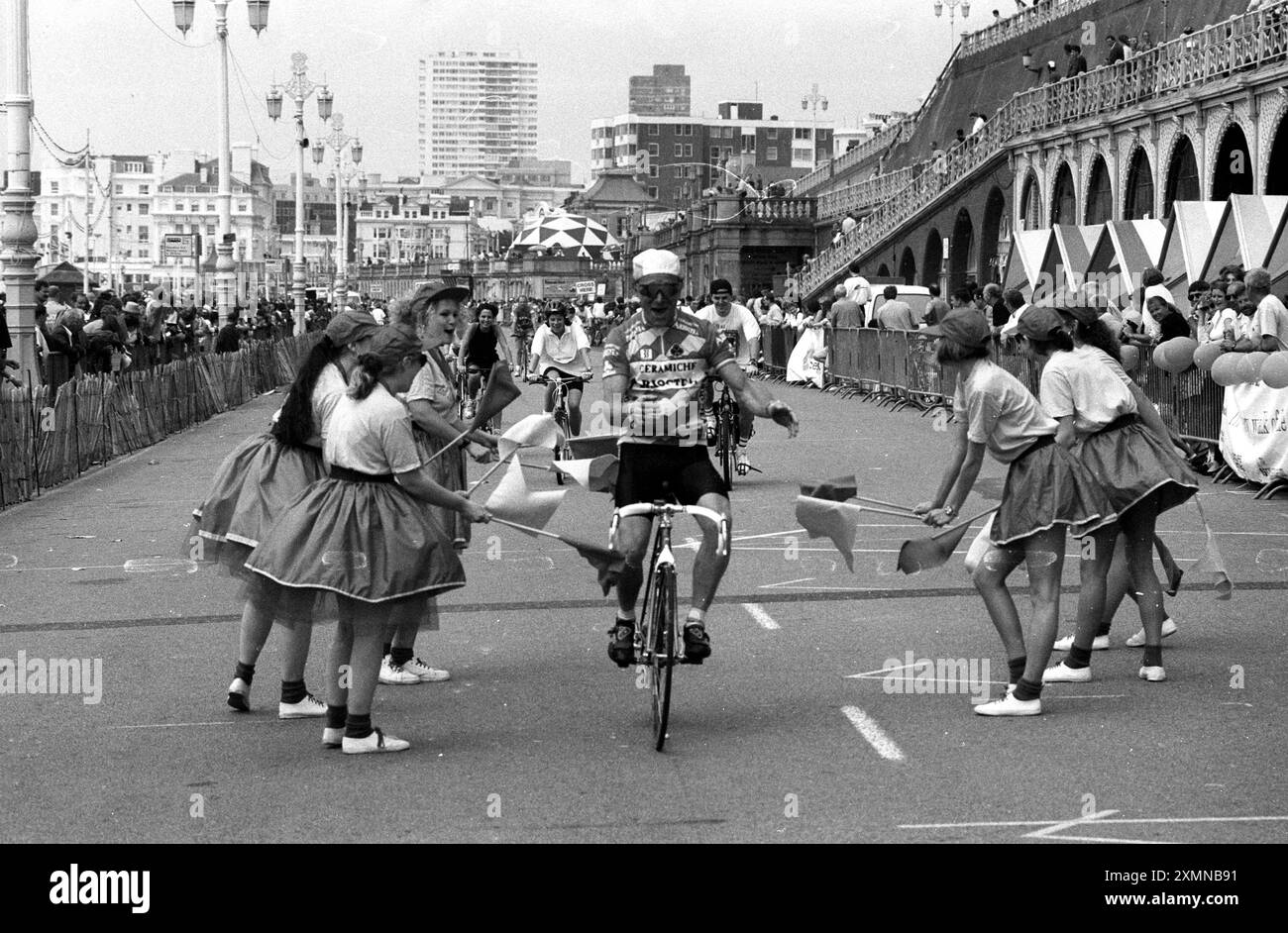 Ciclisti che terminano la corsa in bicicletta da Londra a Brighton foto di Roger Bamber 19 giugno 1994 Foto Stock