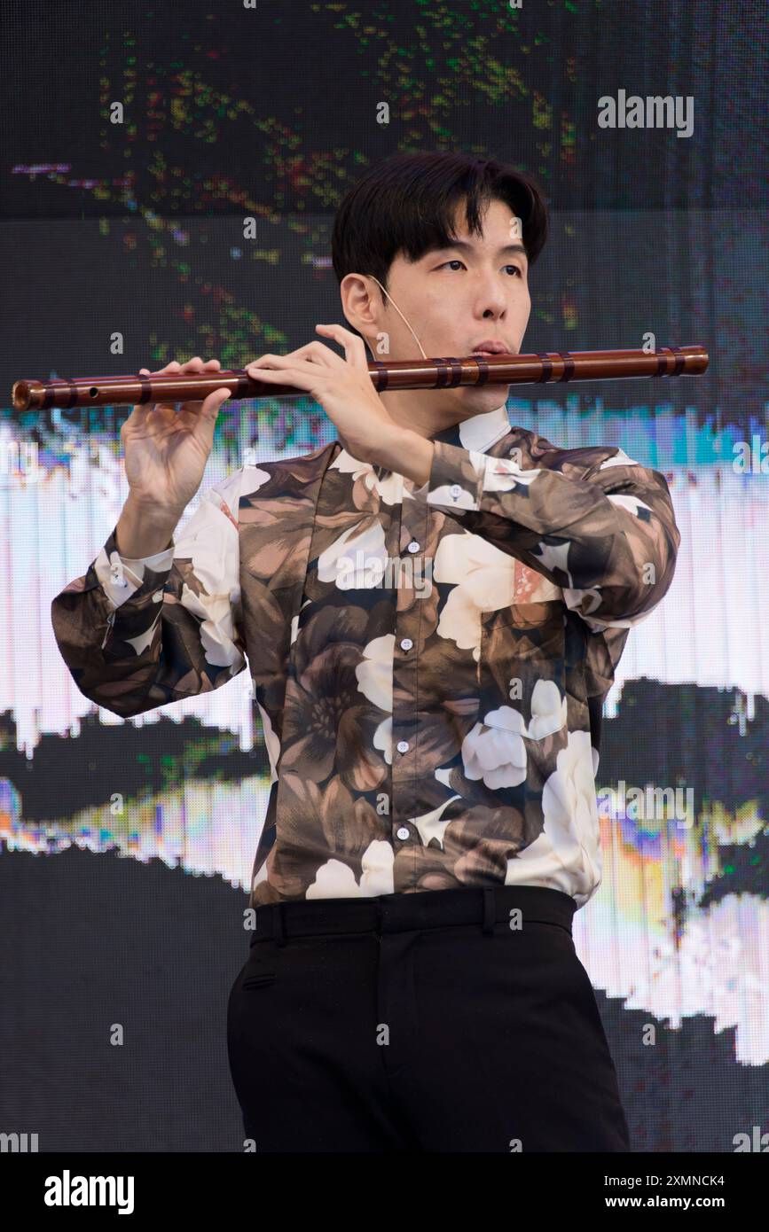 Parigi, Francia. 28 luglio 2024. MUSICA per 3 PERSONE, un trio creativo di tre musicisti di strumenti tradizionali cinesi composti dall'artista guzheng KUO Jing-mu, il suonatore DI zhongruan PAN i-tung e l'artista dizi/xiao JEN Chung si esibiscono sul palco il 28 luglio 2024 al Pavillon Chinese Taipei, Parc de la Villette - Parc des Nations a Parigi, Francia. Crediti: Bernard Menigault/Alamy Live News Foto Stock