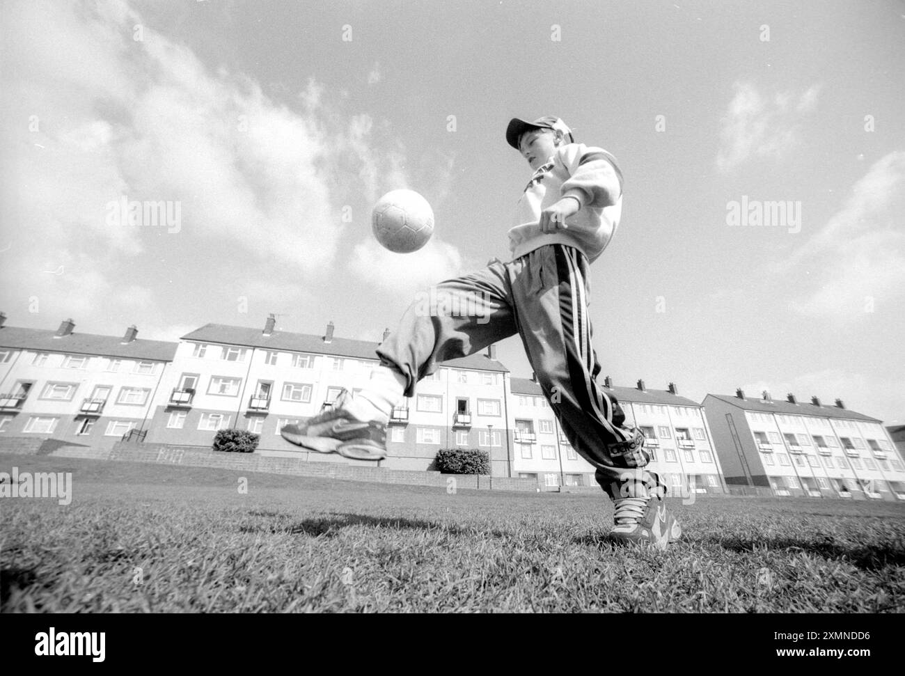 Ragazzo che gioca a football 3388? Foto di Roger Bamber Foto Stock